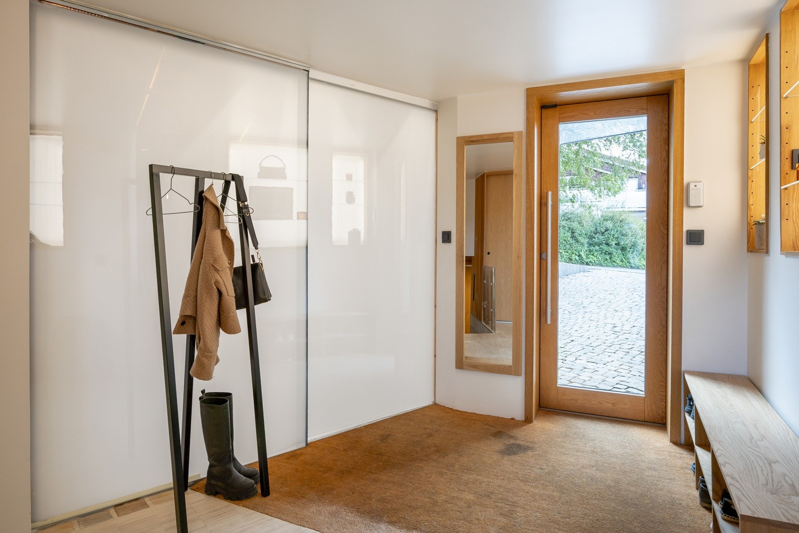 Skyvedør mellom garasje og entre er automatisk og kan frostes/ de-frostes. Galleribilde