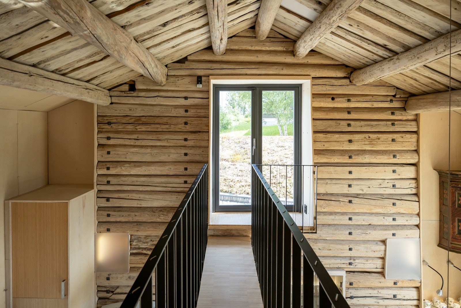 Brua over kjøkkenet fører over til takterrassen ved garasjen. Galleribilde