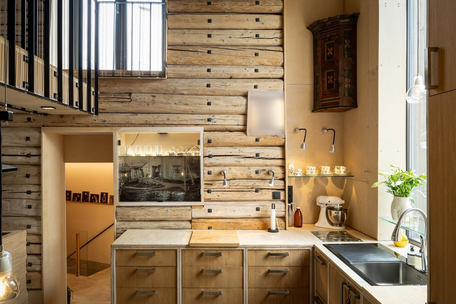 Bildet i vitrineglasset er det eldste bildet som er av huset, den gangen det var husmannsplass. Galleribilde