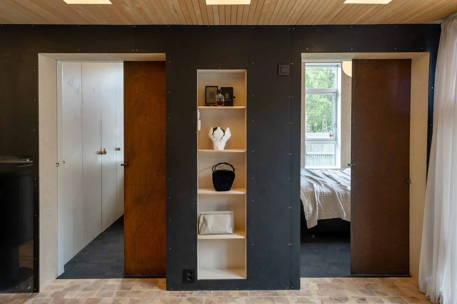 Dørene til soverommene er massive ståldører. Galleribilde