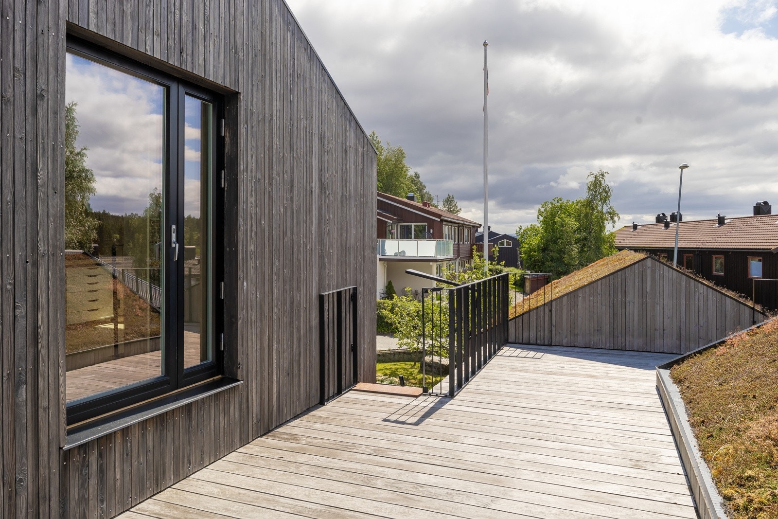 Terrassen på sørsiden av boligen har gode solforhold fra ca. 11:00- 23:00, sommerstid. Galleribilde