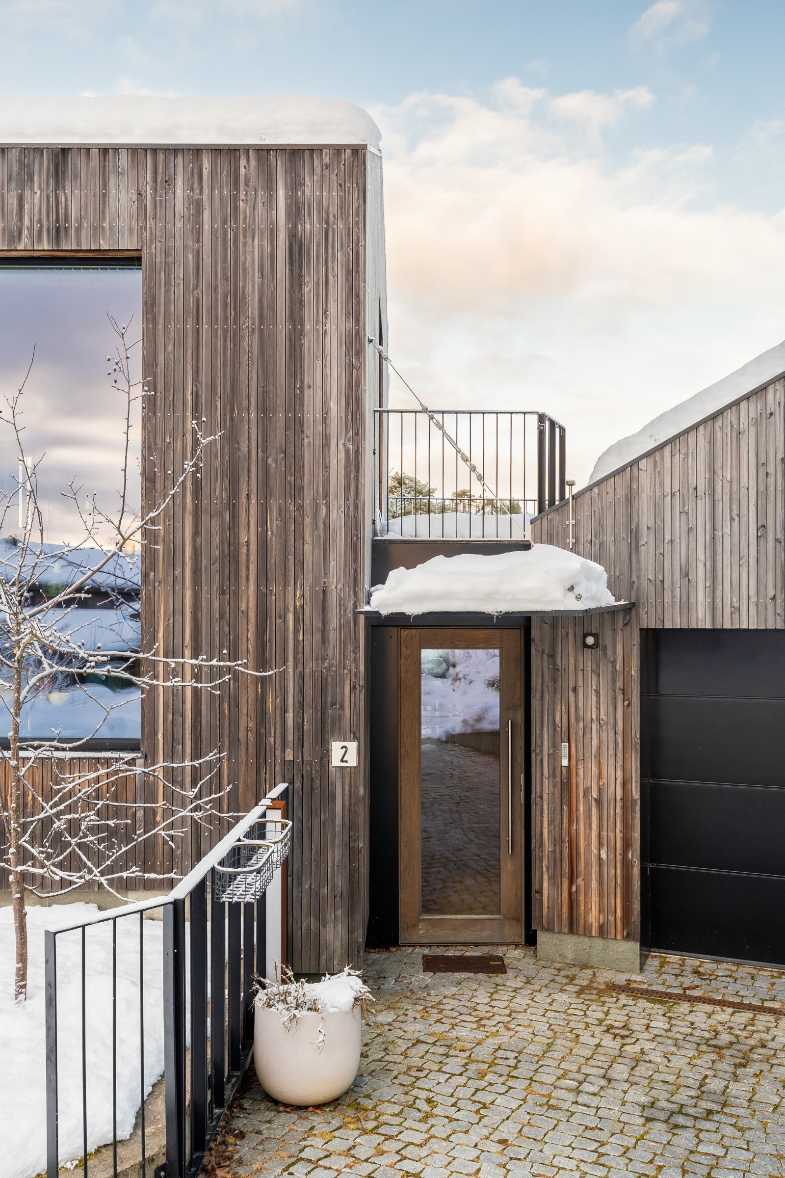 Hoveddøra er håndlaget i heltre eik og veier 150kg. Galleribilde