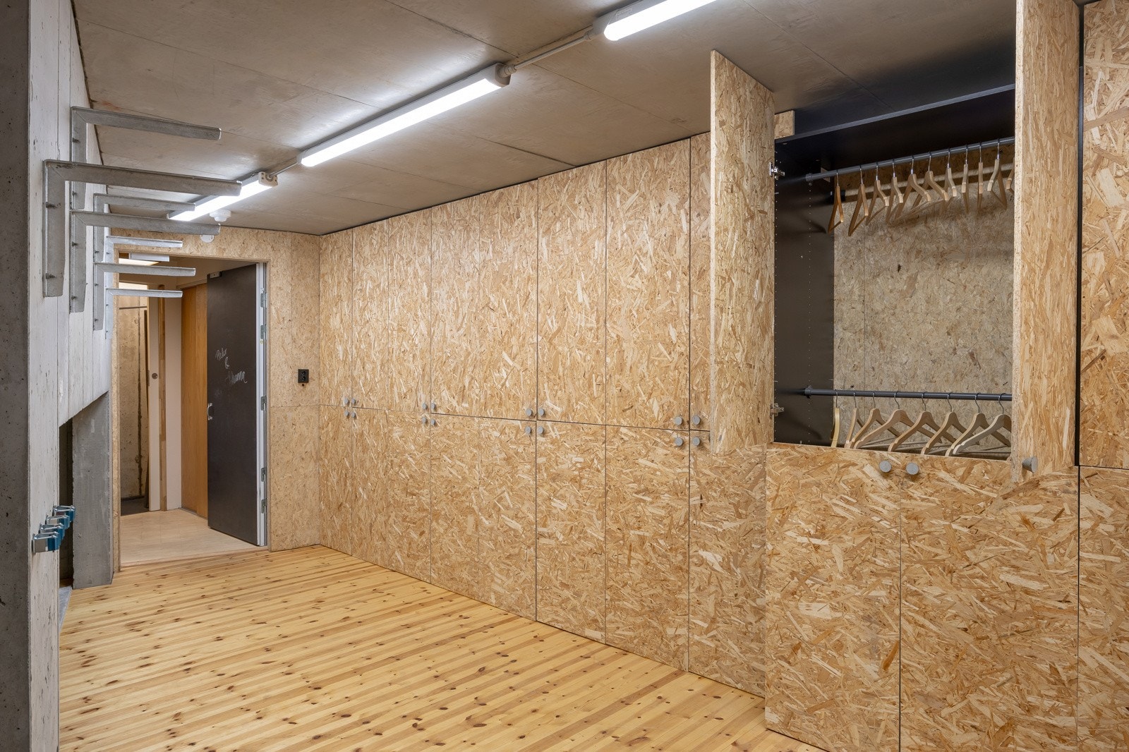 Eiendommen har masse lagringsplass fordelt på kjeller, garasje samt flere plassbygde garderober i entré, hovedsoverom, vaskerom og i utvendig bod. Utvendig bod har i tillegg sykkelskativ. Galleribilde