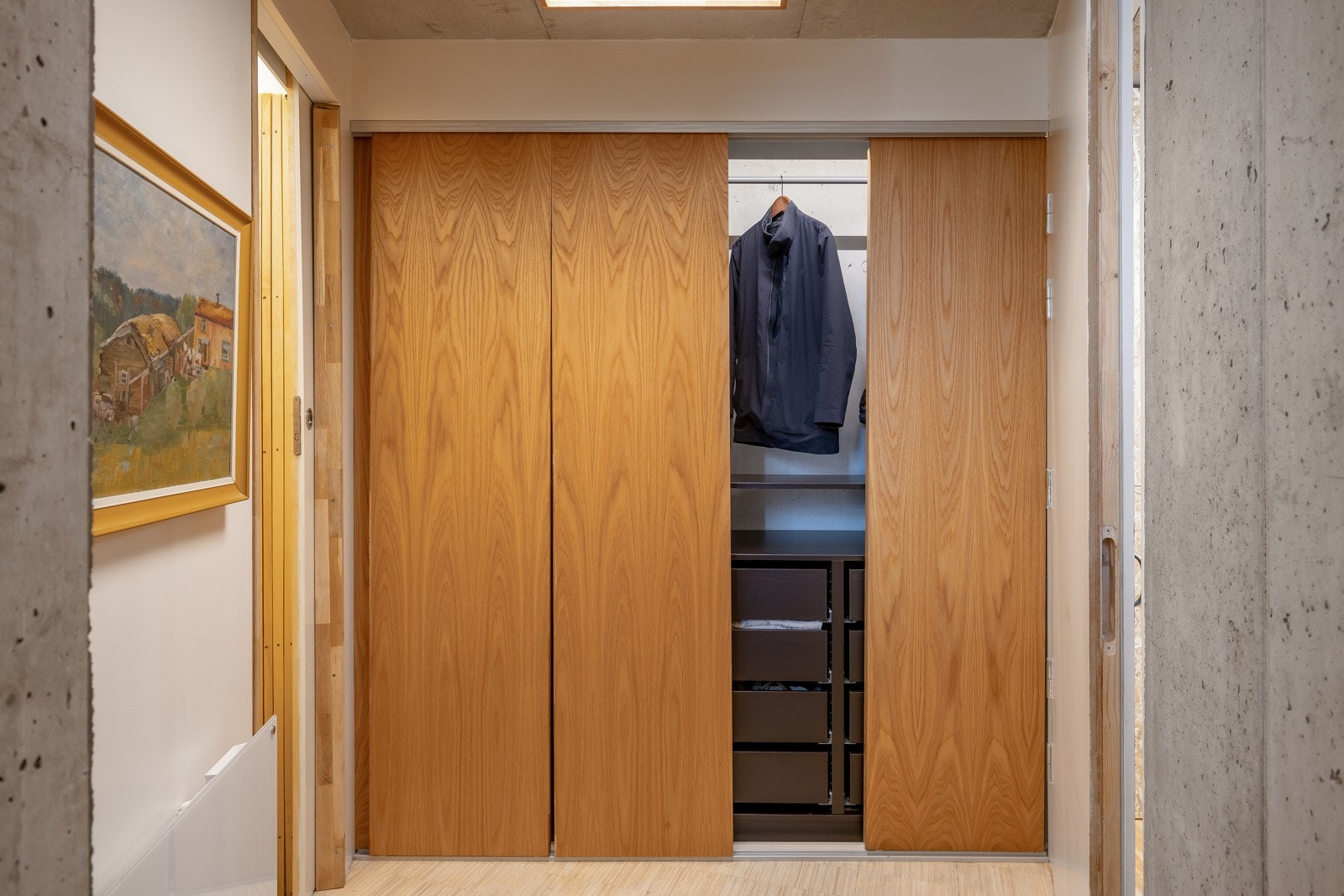 Fra entré går det en trapp ned til kjelleren. I kjelleren har man adkomst til verksted og bad. Galleribilde