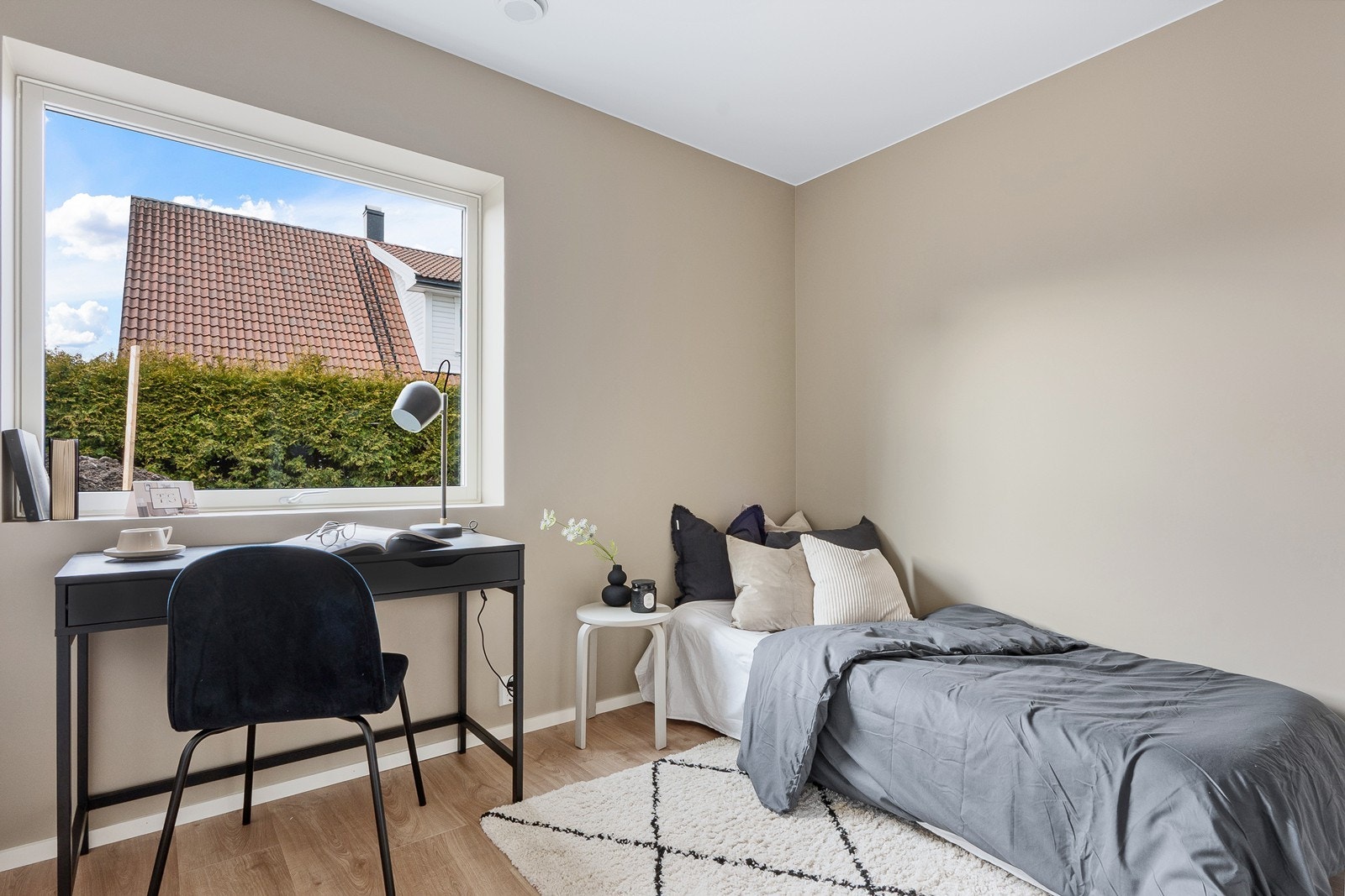 Soverom 2 passer ypperlig som både barne-, ungdoms- eller gjesterom, eller hva med et eget kontor? Galleribilde