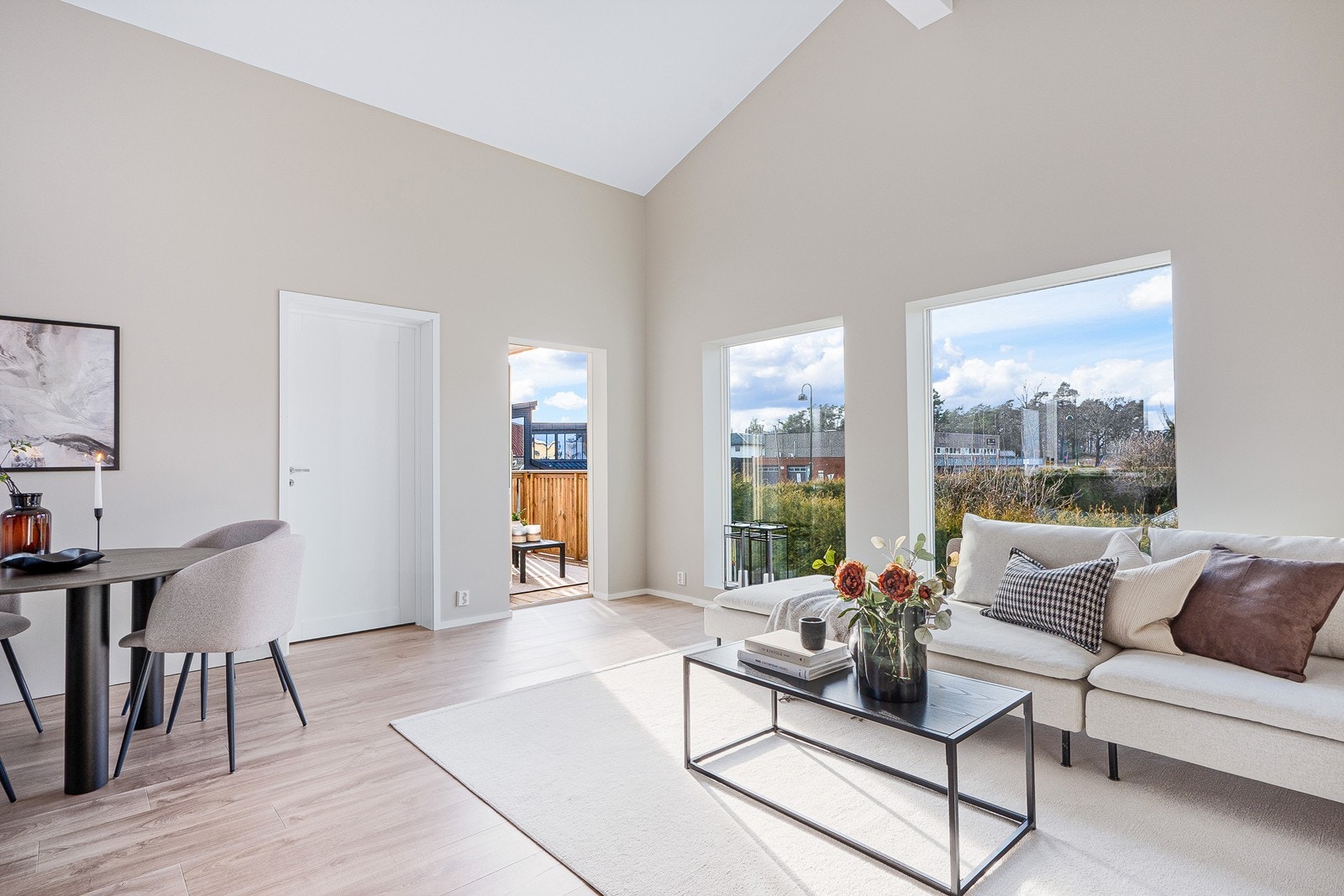 Fra stuen er det utgang til delvis overbygd veranda på 7 kvm med ettermiddags- og kveldssol. Galleribilde