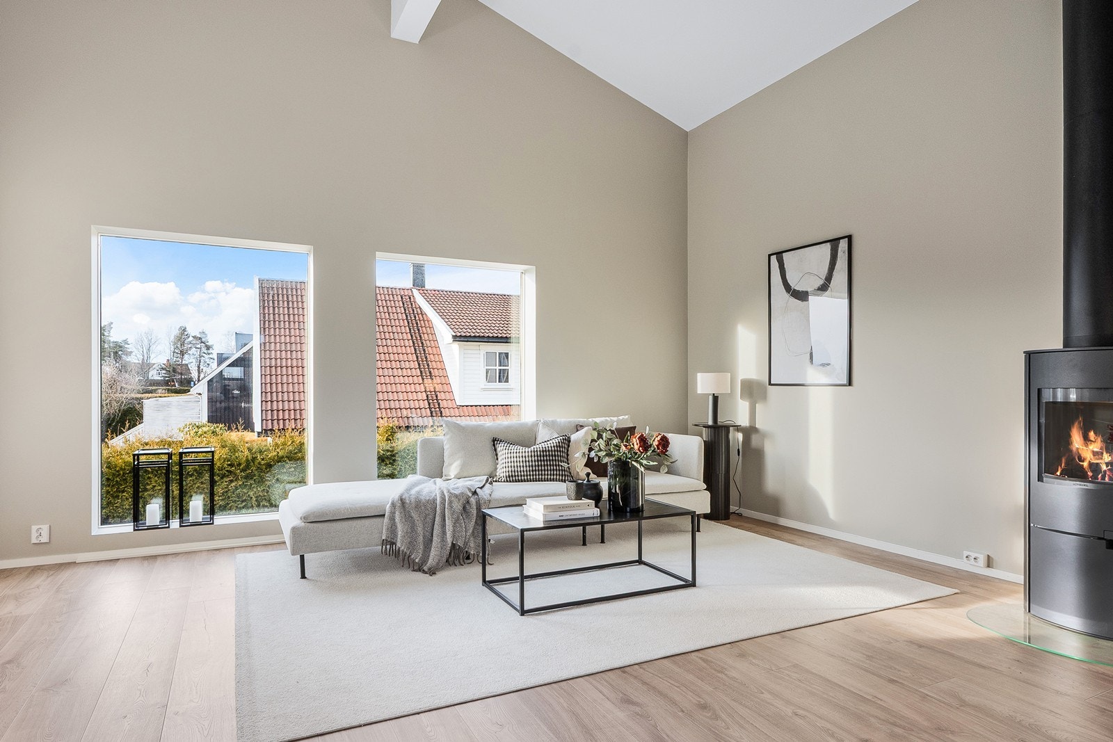 Den nordvestvendte beliggenheten gir fint fargespill fra ettermiddags- og kveldssolen, og en peisovn sørger for varme og hygge. Galleribilde