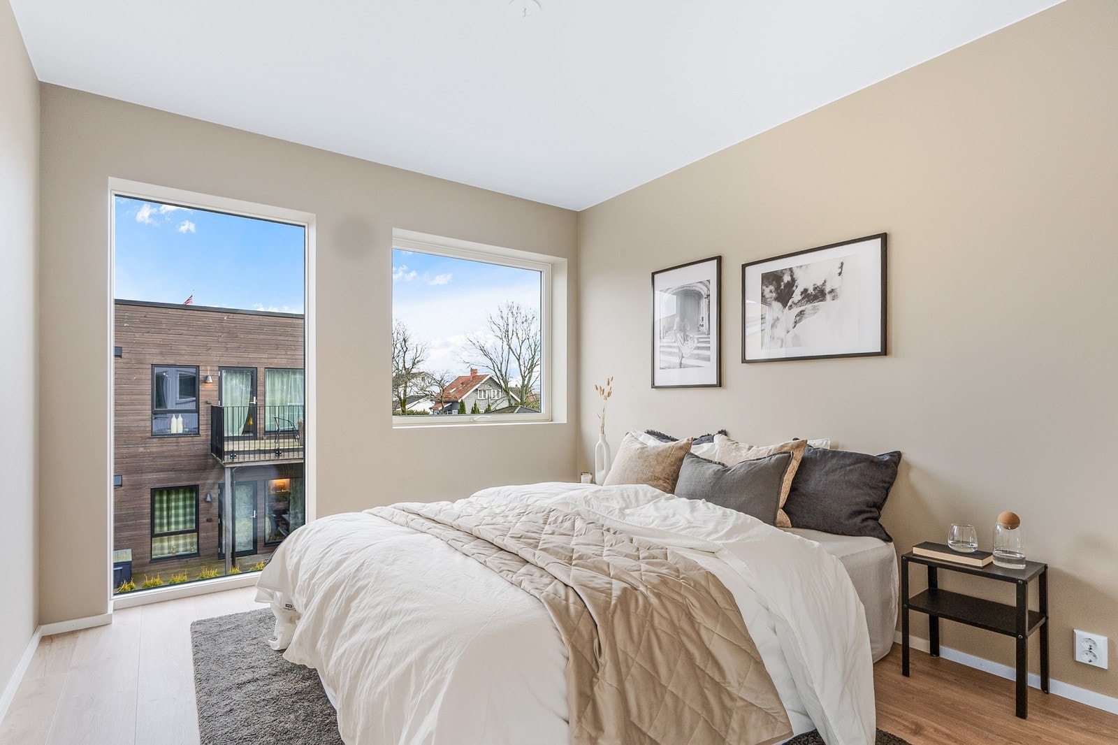 Hovedsoverommet har god plass til dobbeltseng. Store vindusflater gir rikelig med naturlig lys, hvorav det ene har glass helt ned til gulv. Galleribilde