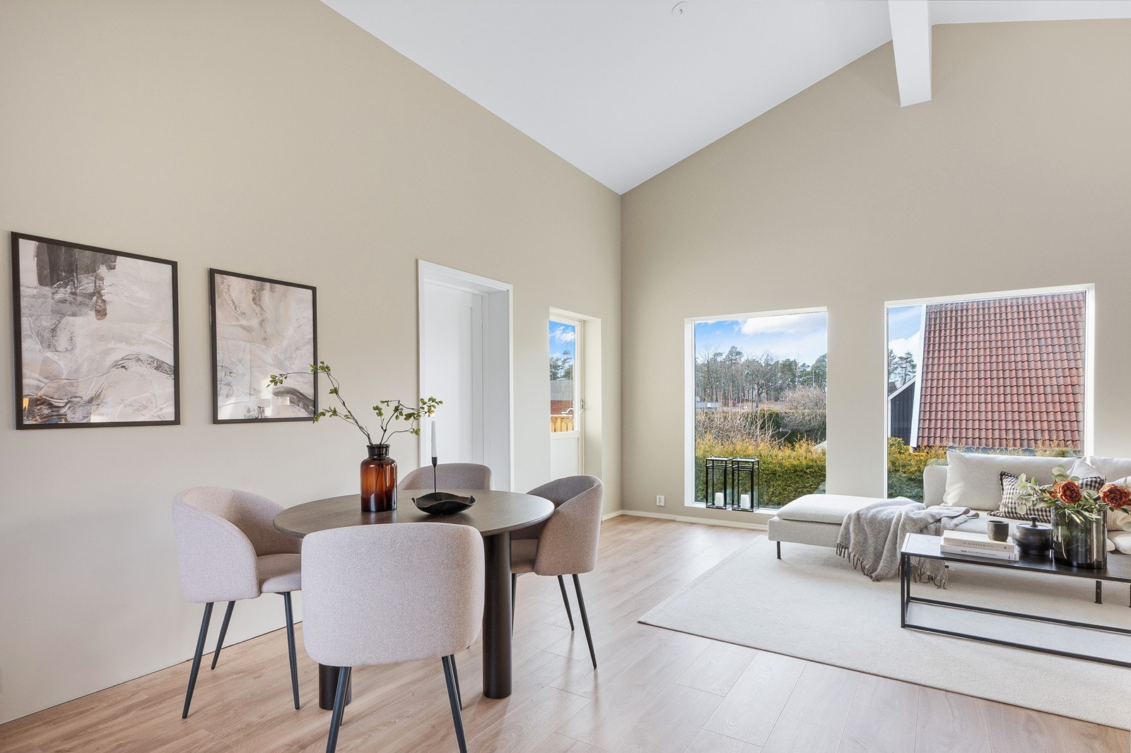 Boligen har en meget luftig og lys atmosfære med en helt fantastisk takhøyde og store vindusflater. Galleribilde