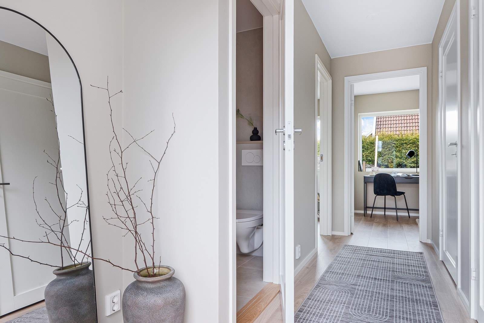 Gangen har plass til garderobe- eller sittemøbel. Til andre rom enn badet er det terskelfri løsning og det er 1-stavs laminat på gulv. Galleribilde