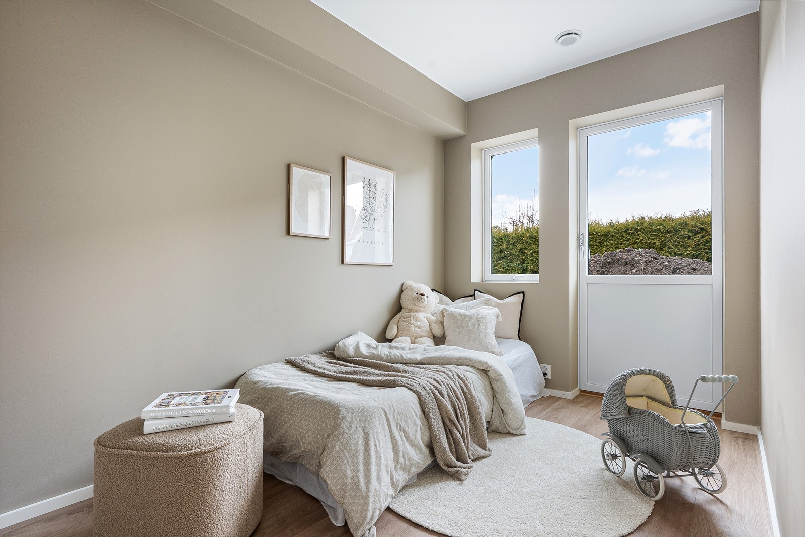 Boligen har tre soverom, to i 1. etasje og ett i 2. etasje. Fra soverom 1 er det verandadør ut til hage. Galleribilde