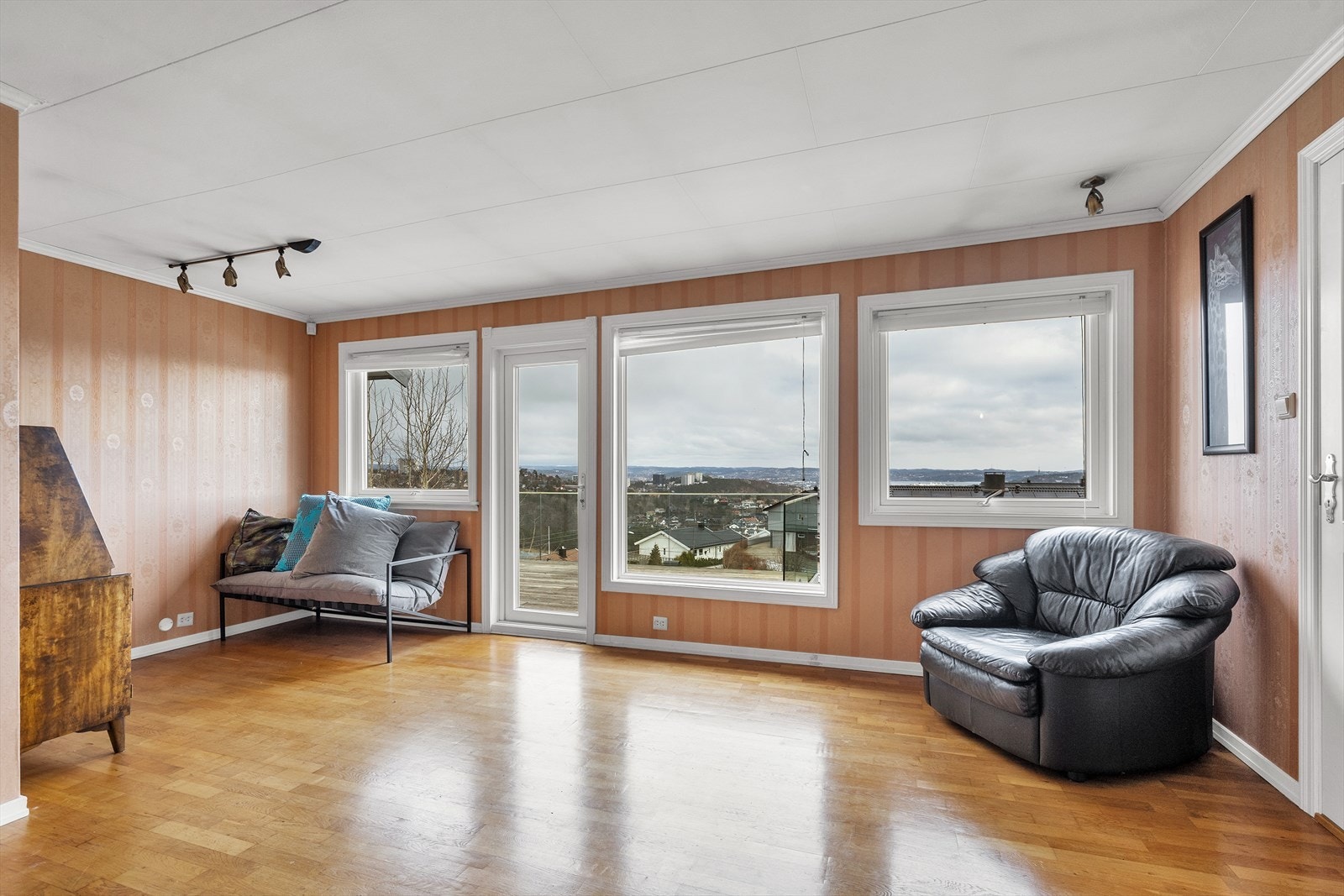 Stue med adkomst til terrassen der du kan nyte gode solforhold og en flott utsikt Galleribilde