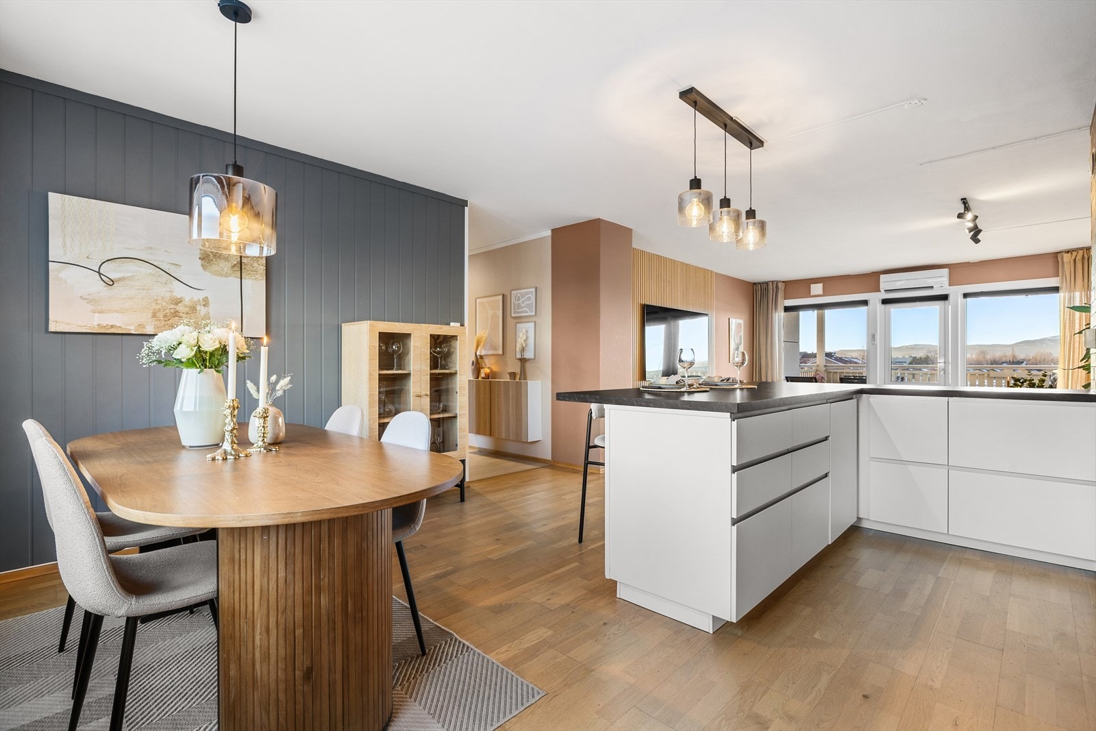 Her kan man fint innrede med et langbord eller bord med klaff/ileggsplater slik at det kan gjøres større ved behov. Galleribilde