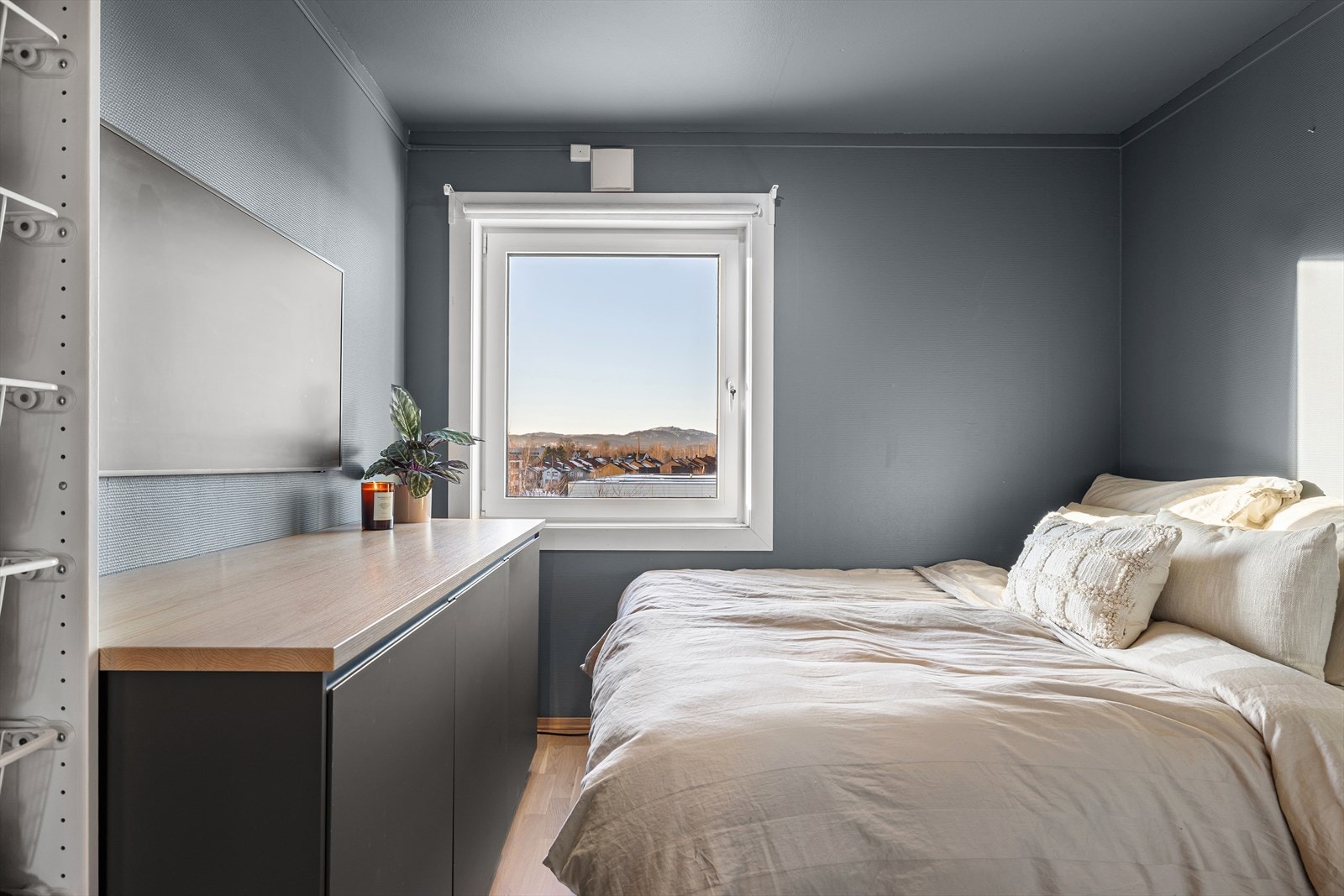 Leiligheten har to gode soverom på hhv. 10 og 9 m². Hovedsoverommet er oppmalt i den lune blåfargen "Iron Blue" i 2022. Galleribilde