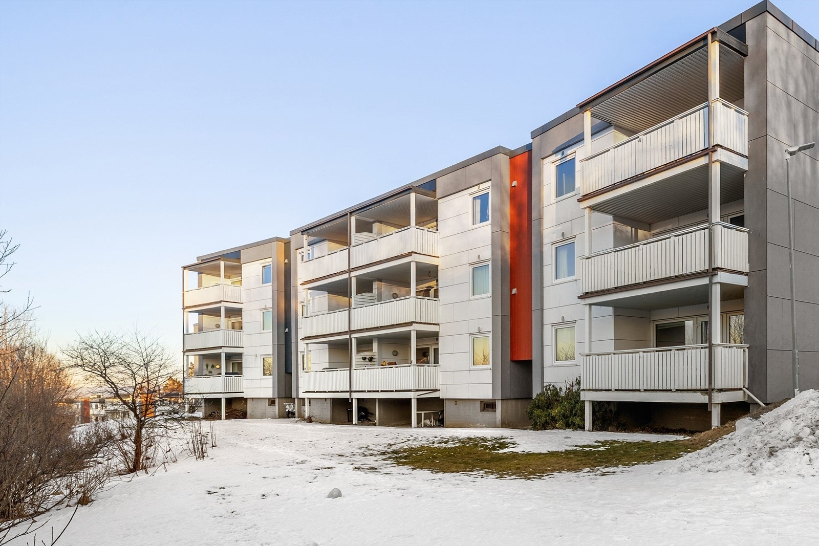 Her vil du bo i et trygt boligområde med kort avstand til flere 3T treningssenter, TrenHer treningssenter, NTNU Dragvoll, kollektiv transport, dagligvarebutikker, bensinstasjon, apotek og Estenstadmarka med flotte turmuligheter. Galleribilde