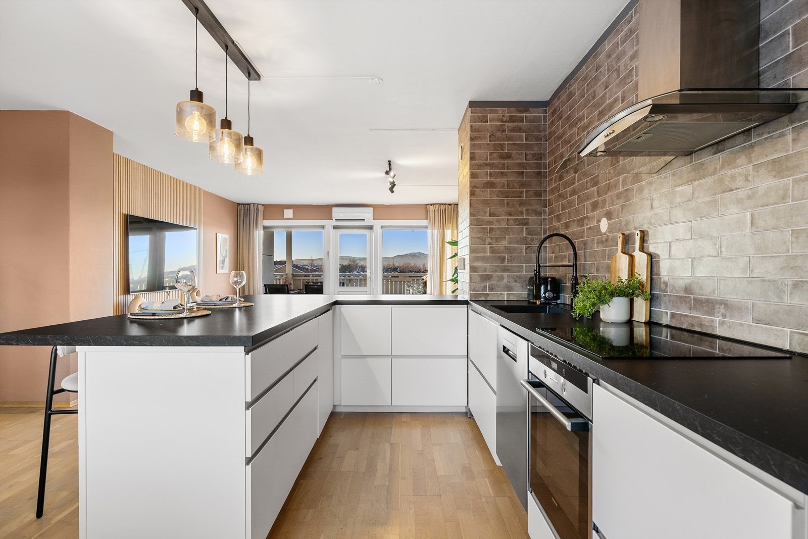 I 2022 satte nåværende eier inn en ny benkeplate med barløsning for å etablere en smart frokostnisje. Videre ble også servant og blandebatteri skiftet ut samme året. Galleribilde