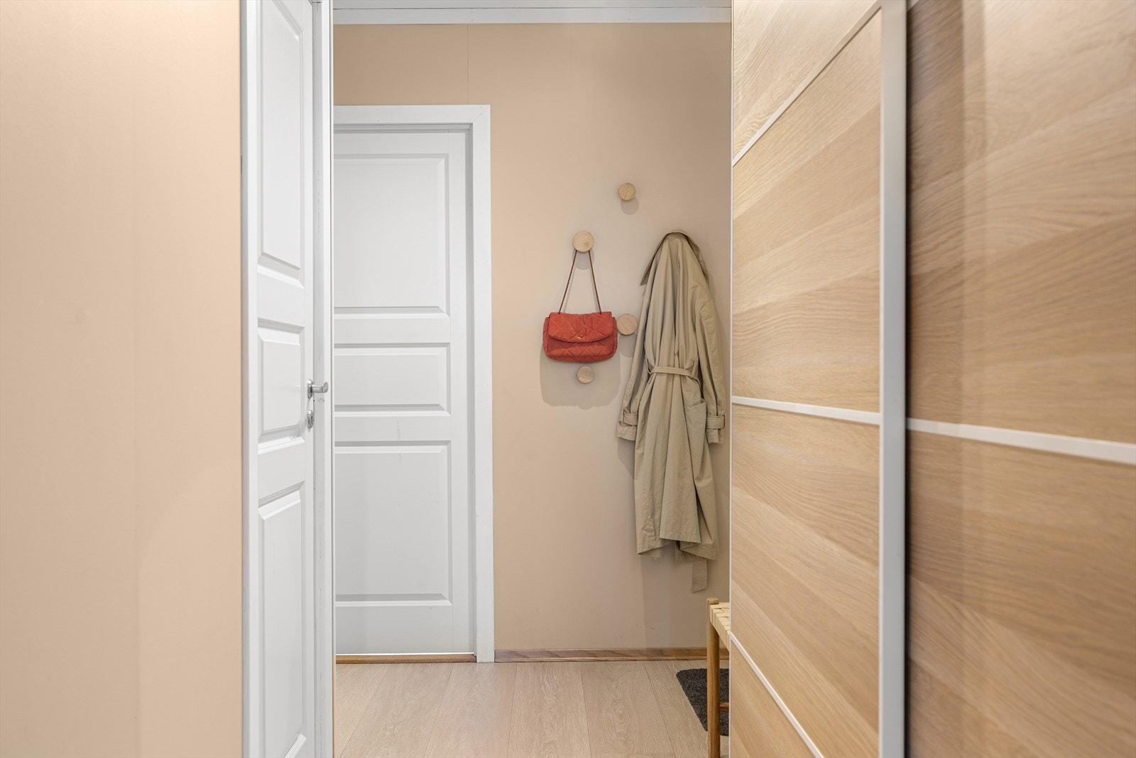 I boligens romslige entre er det montert en større skyvedørsgarderobe, som står for oppbevaring av ytterklær og sko. Denne vil følge handelen. Galleribilde