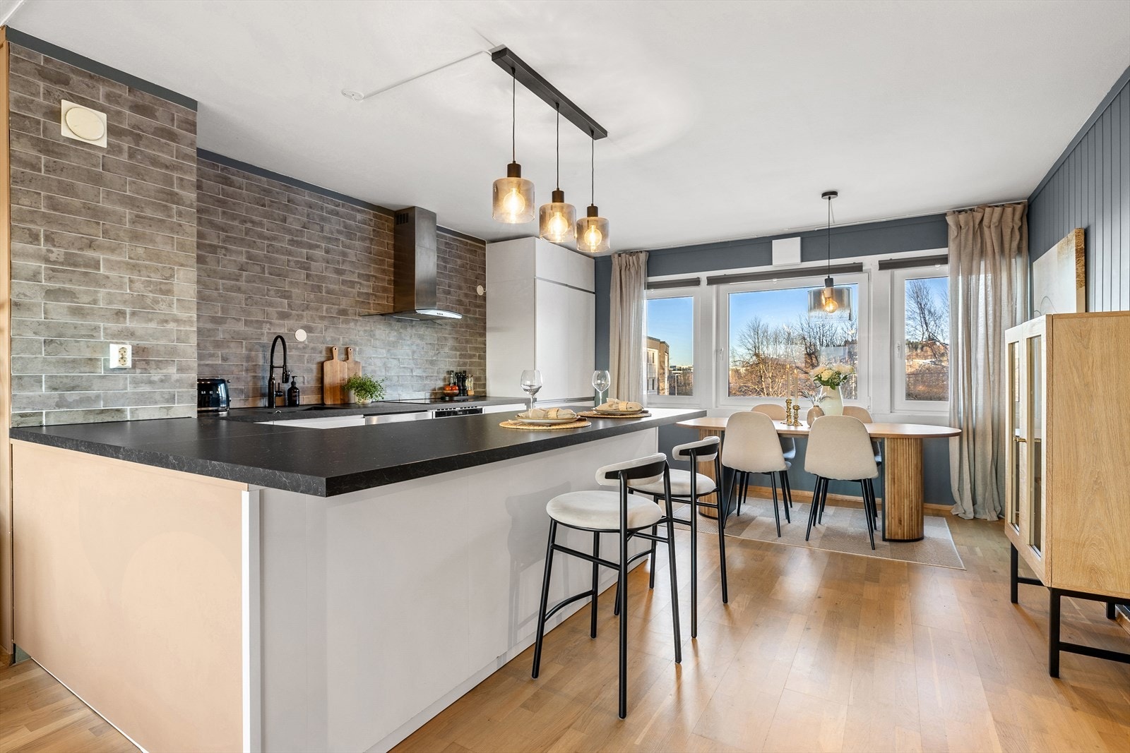 Hjemmet har et innholdsrikt og funksjonelt kjøkken fra IKEA med profilerte fronter, og godt med skap- og benkeplass. Galleribilde