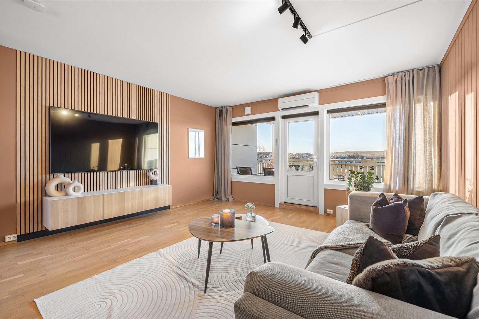 Stuen har store vindusflater som tilføyer hjemmet med naturlig dagslys. Her kan man enkelt innrede med sofahjørne, TV-hjørne og annet møblement. Her har nåværende eier montert en varmepumpe son gir energieffektiv oppvarming. Galleribilde