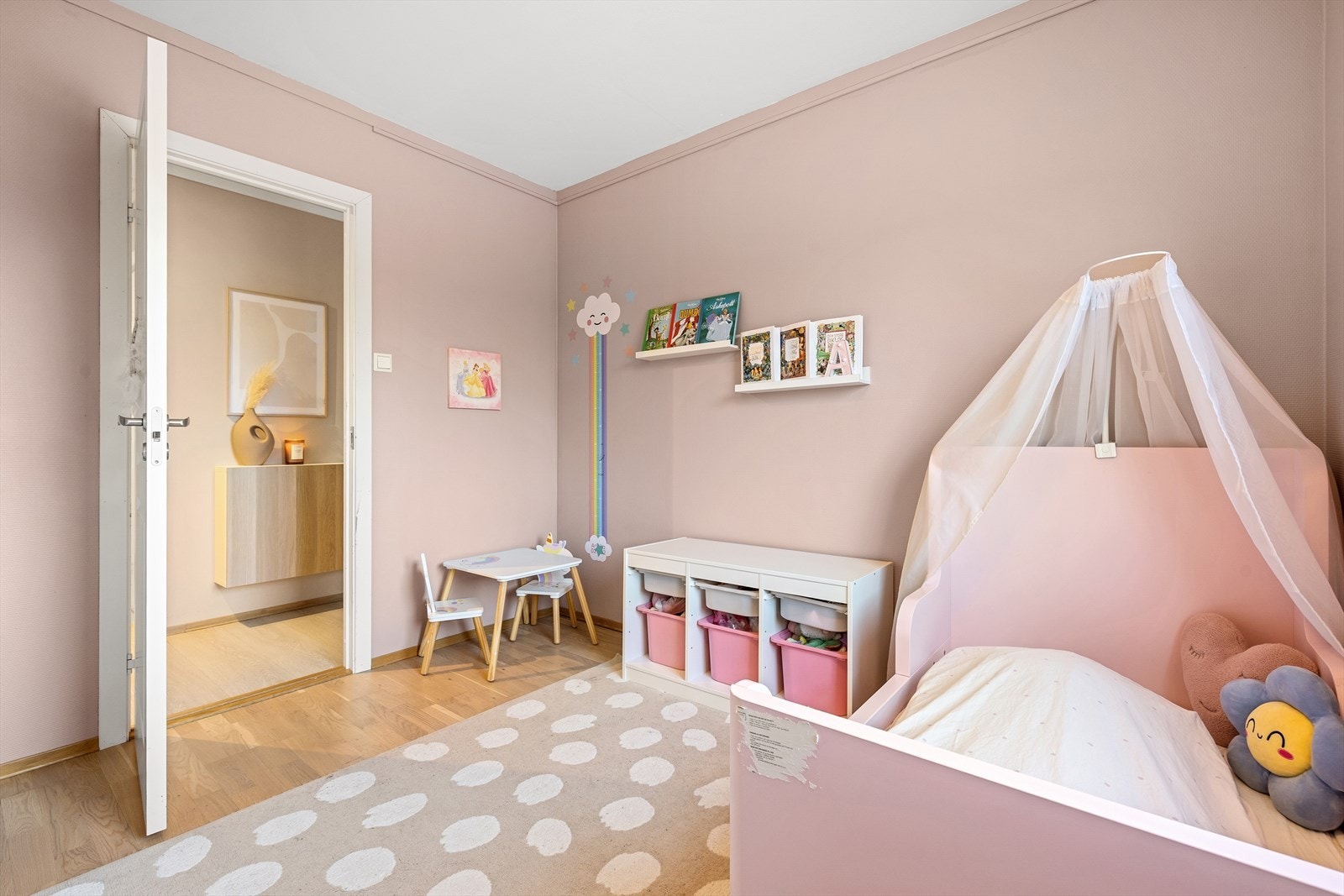 Vindusflatene sørger for godt med lysinnslipp på soverommet, med behagelig dagslys fra morgen og formiddag. Galleribilde