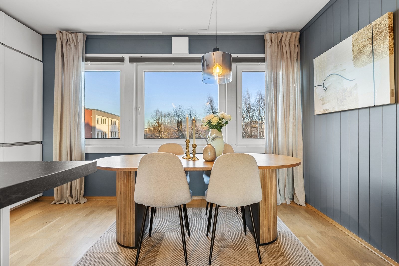 Spisestuen har sin naturlige plass i rommet og fungerer som et bindeledd mellom kjøkken og stue. Galleribilde