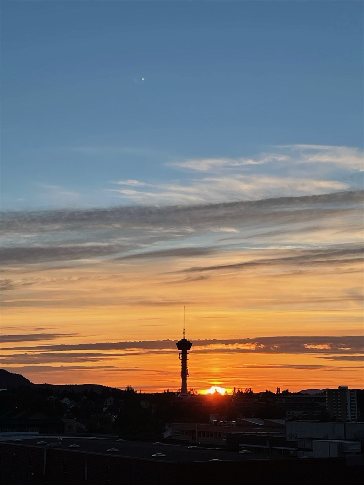 Privat bilde tatt av selger. Her ser man solnedgangen bak Tyholttårnet. Galleribilde