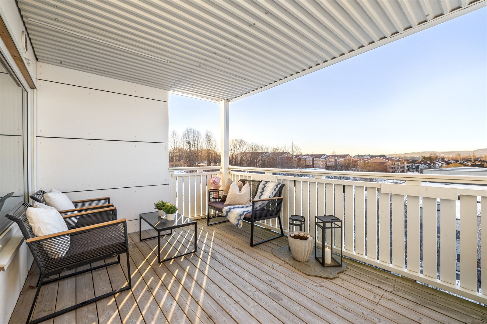 Den flotte uteplassen legger til rette for flere møbleringssoner med sittegrupper, og annet møblement slik som spiseplass og grill. Galleribilde