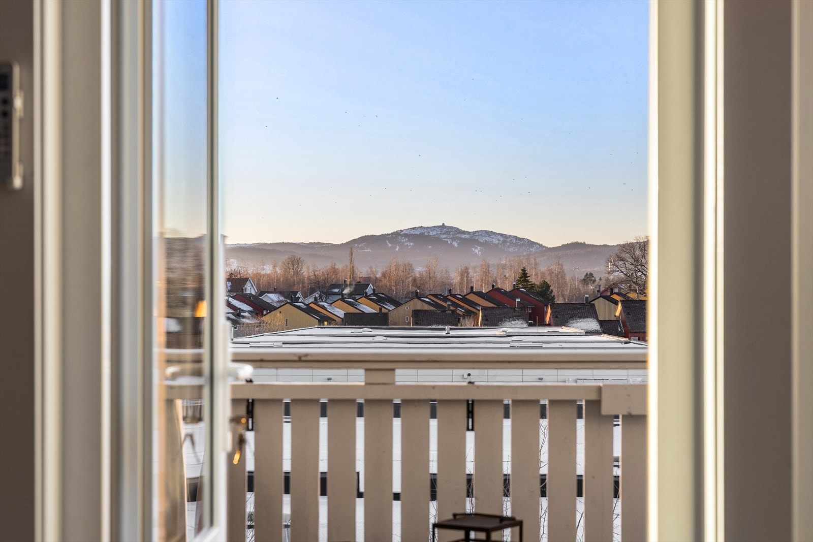 Fra boligens samlingspunkt er det direkte utgang til en vestvendt og overbygd balkong på 12 m². Galleribilde