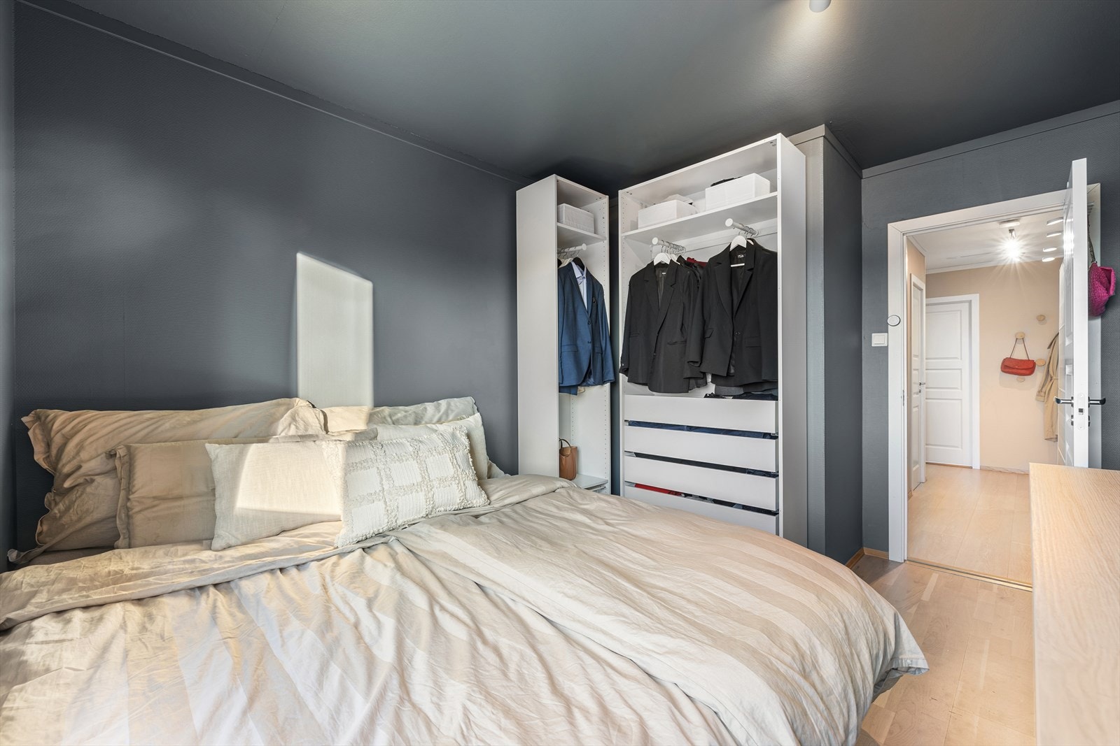 En praktisk garderobeløsning står for gode oppbevaringsmuligheter og vil naturligvis følge handelen. Galleribilde