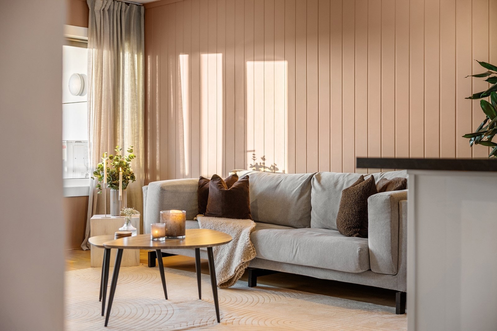 Nøytrale og moderne fargetoner kan skimtes gjennom hele boligen. I stuen er flere av veggflatene oppgradert med nye plater, samt oppmalt i den lekre fargetonen "Embrace" i 2022. Galleribilde