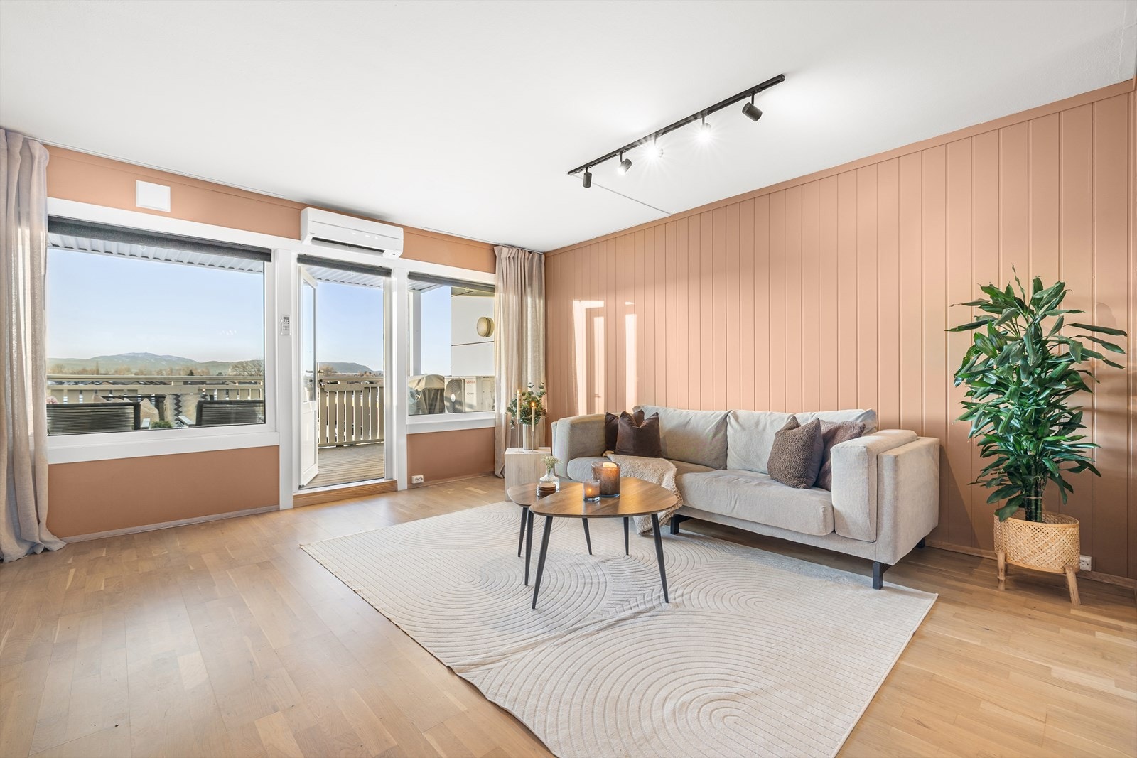 Leiligheten har en av de bedre beliggenhetene i feltet med et åpent utsyn mot et stille og trygt familienabolag og ingen boligblokk foran seg. Her kan både Tyholttårnet, Gråkallen og Fosenalpene skimtes i rolige omgivelser. Galleribilde