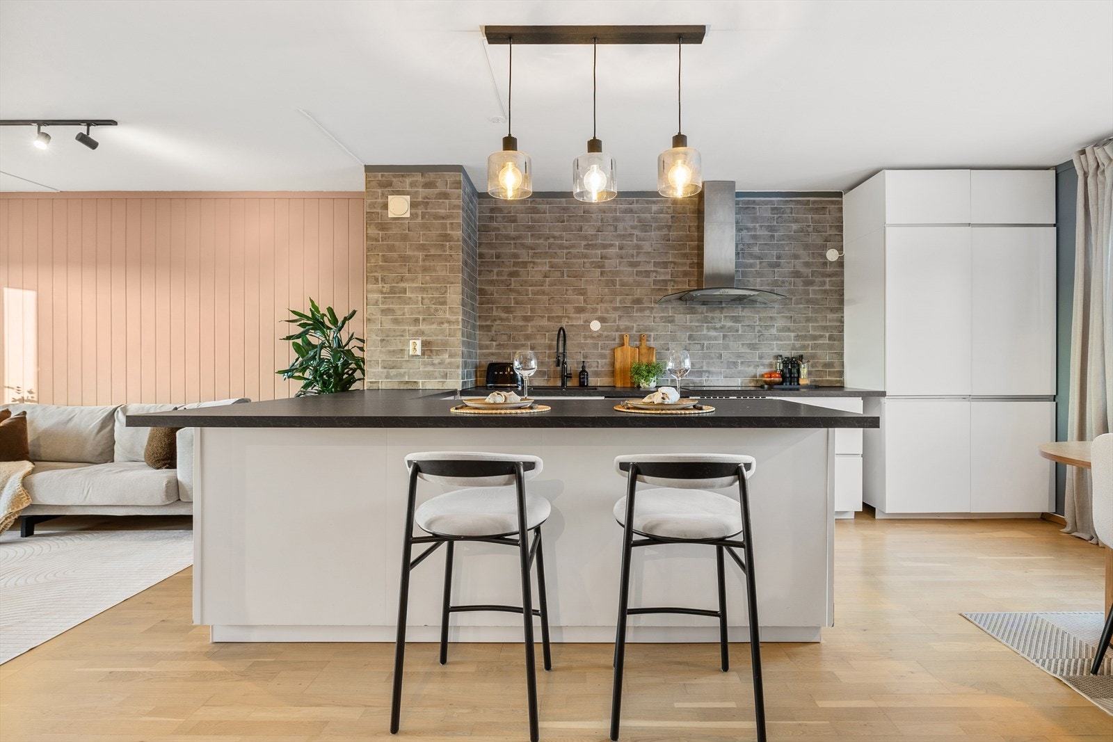 Kjøkkenet som er nytt fra 2014 ble i 2017 oppgradert med nye fliser av tidligere eier. Takstmann har gitt kjøkkenet tilstandsgrad 1 i sin rapport. Galleribilde