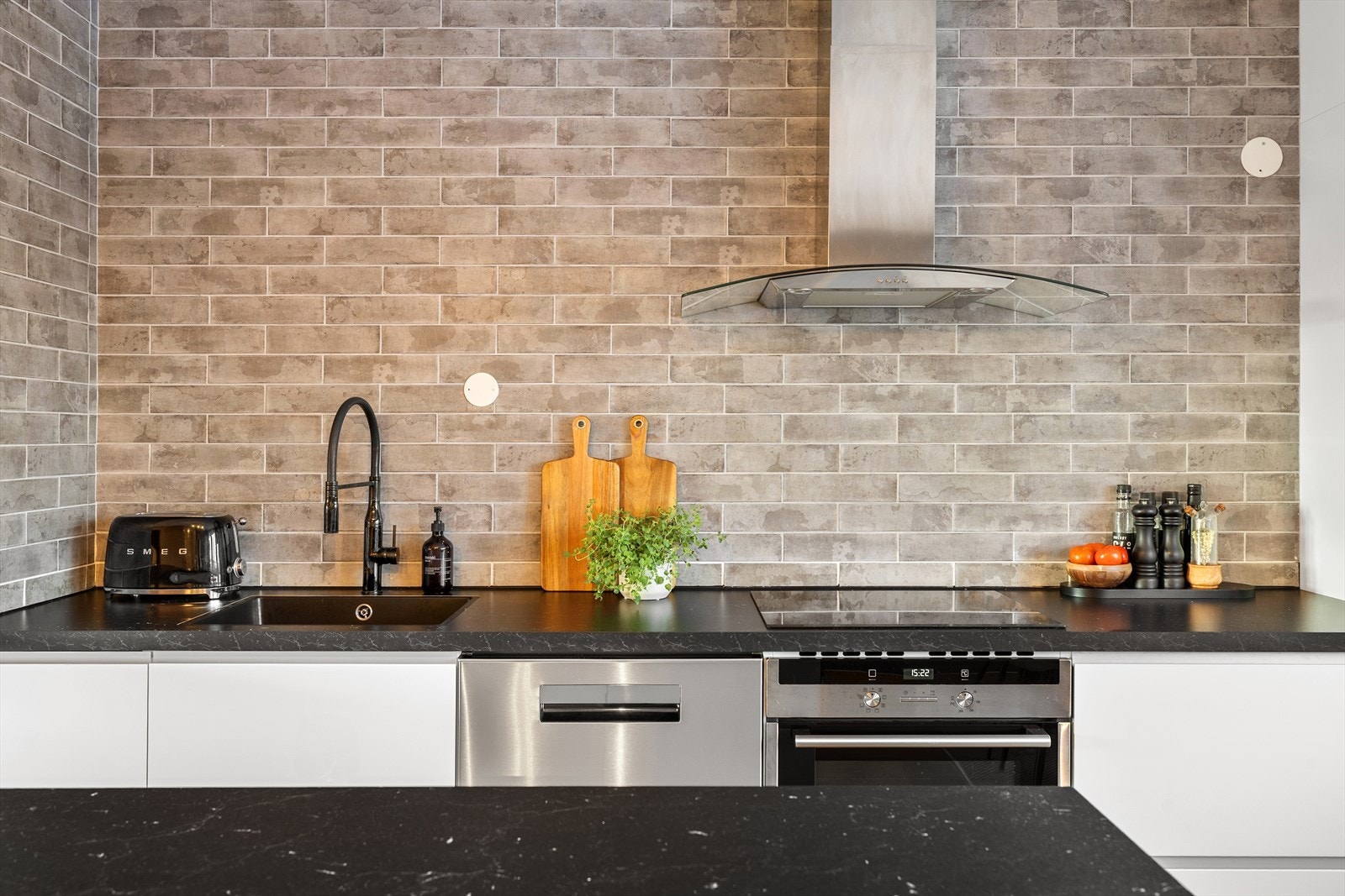 Det er videre integrert kjøleskap, stekeovn, platetopp og opplegg for oppvaskmaskin på kjøkkenet. Galleribilde