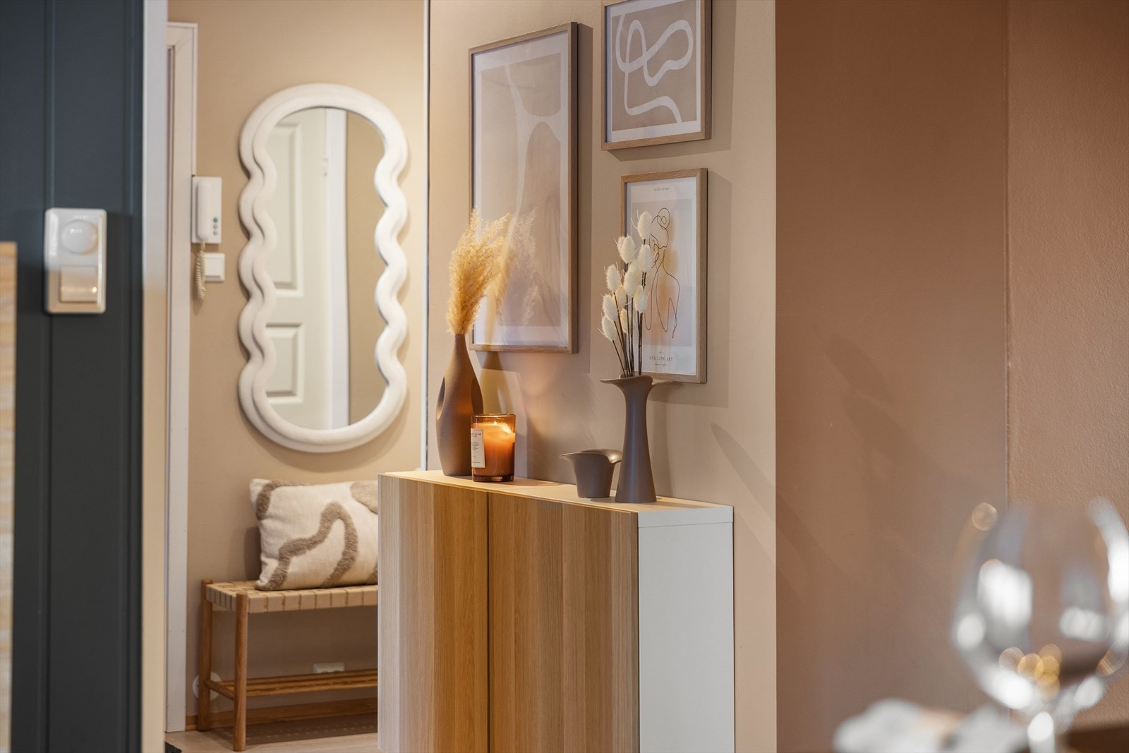 Leiligheten har godt med lagringsplass, og disponerer til sammen 3 boder i kjeller og oppgang, med et samlet areal på 12 m², hvorav ene er rett utenfor inngangsdøren til leiligheten. Galleribilde