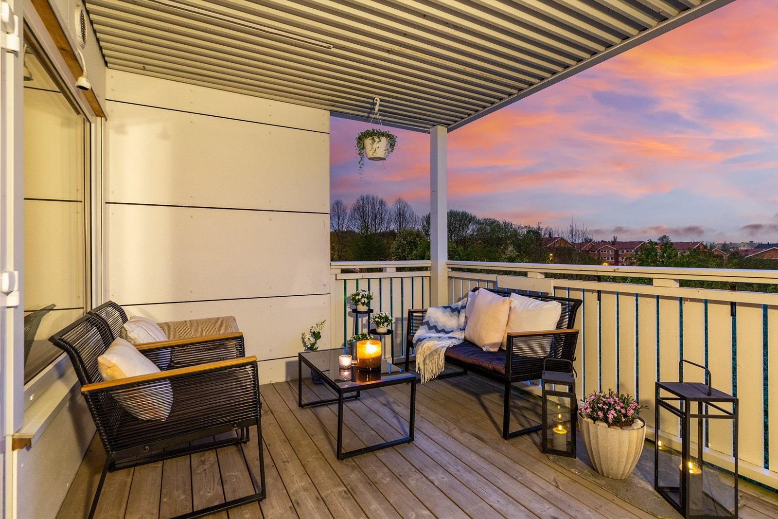 Den gode planløsningen i boligen, samt den flotte uteplassen, er noe nåværende eier har satt stor pris på. Her kan lange sommerkvelder nytes i godt selskap. Galleribilde