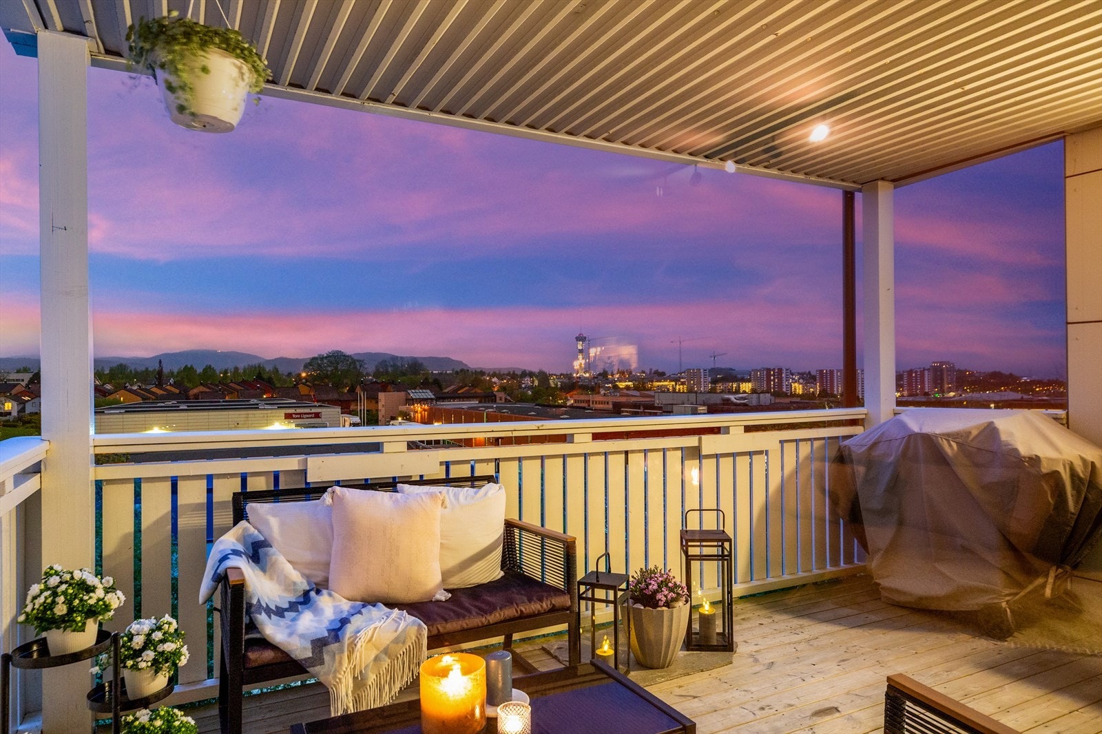 Her opplyser selger om at de flere ganger har sett vakre solnedganger fra balkongen, og at dette er et av høydepunktene som hjemmet kan by på. Galleribilde