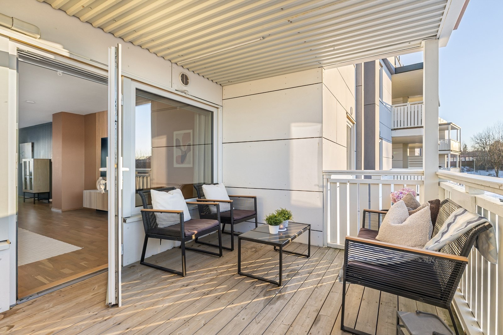 I 2017/2018 hadde borettslaget en betydelig oppgradering av fasader. Selger opplyser her om at både kledning, vinduer og balkongdører er skiftet ut i sin helhet. Galleribilde