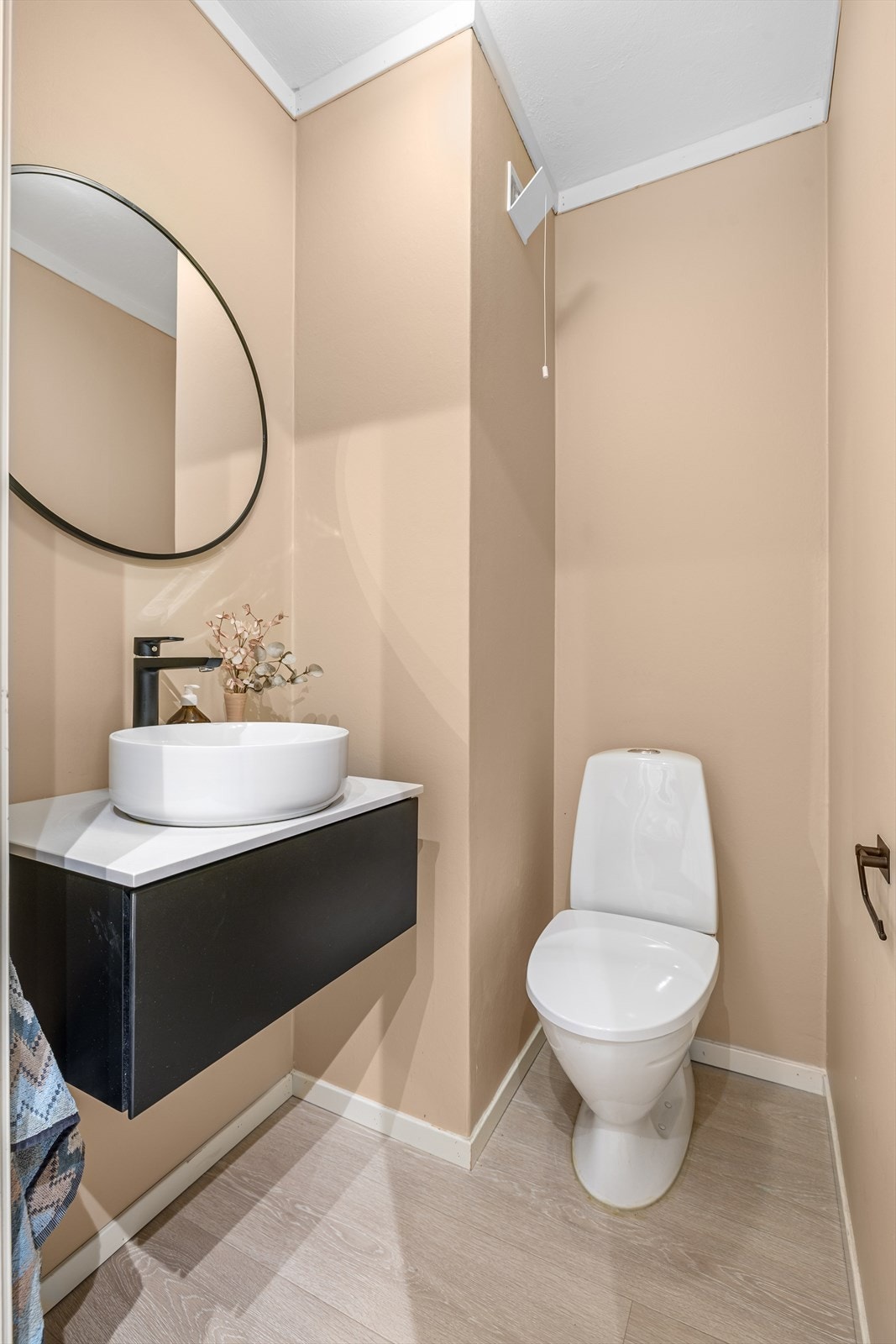 Toalettrommet ligger adskilt til og ble oppgradert i 2022 i form av ny baderomsinnredning, servant med blandebatteri, nytt gulv, og oppmalte veggflater. Galleribilde