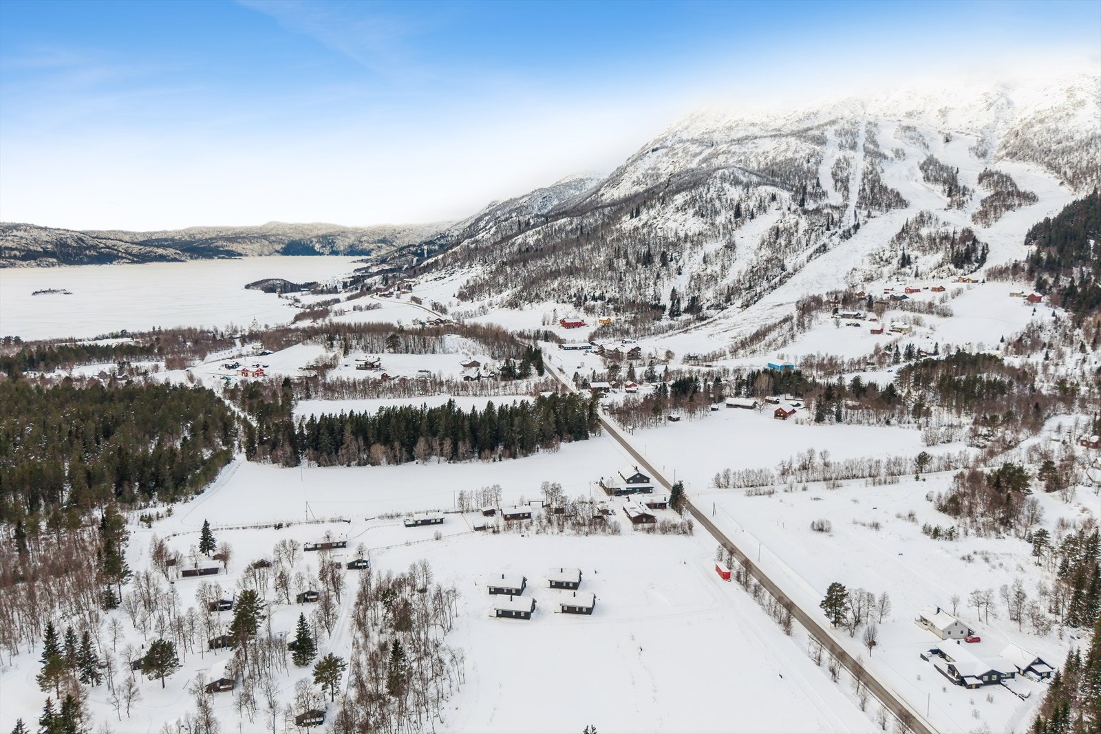 Raulandsfjell - et område som tilbyr noe for alle. Her finner du alt fra stille fjellvann og majestetiske toppturer til rike fiskevann og et levende dyreliv. Perfekt for deg som elsker høyfjell, frisk luft og naturopplevelser i alle former Galleribilde
