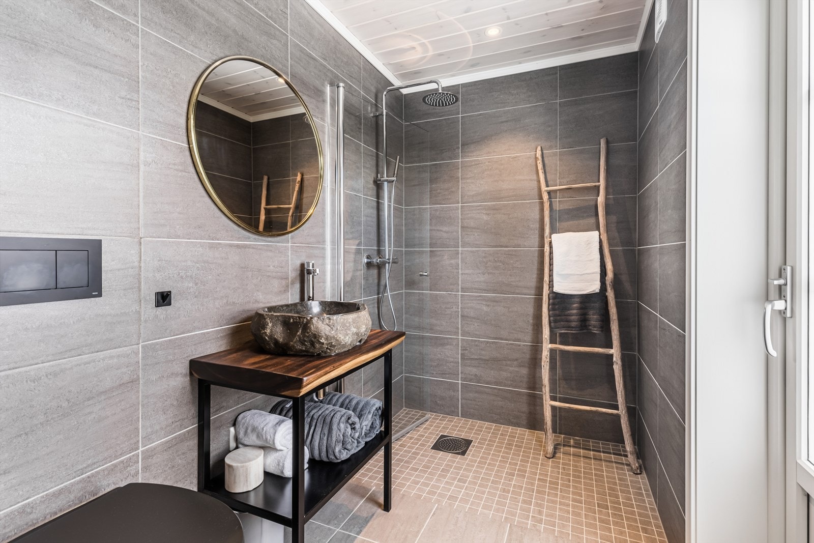Romslig bad med dusj, toalett og opplegg for vaskemaskin. (Foto fra tilsvarende hytter) Galleribilde