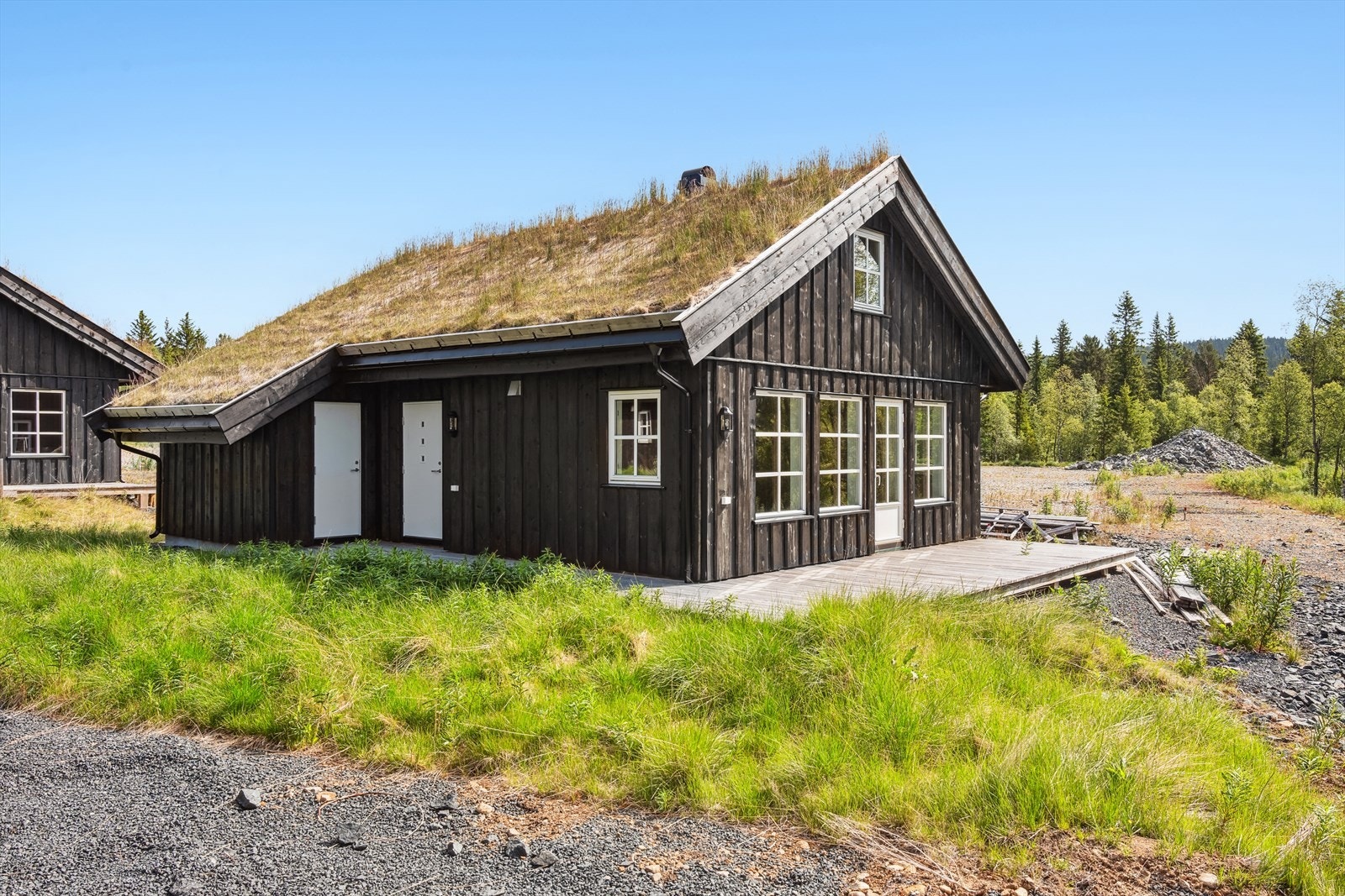 Velkommen til et nytt og hyggelig hyttefelt på Raulandsgrend. Her er det fire innflytningsklare hytter til en hyggelig pris som venter på deg. Galleribilde