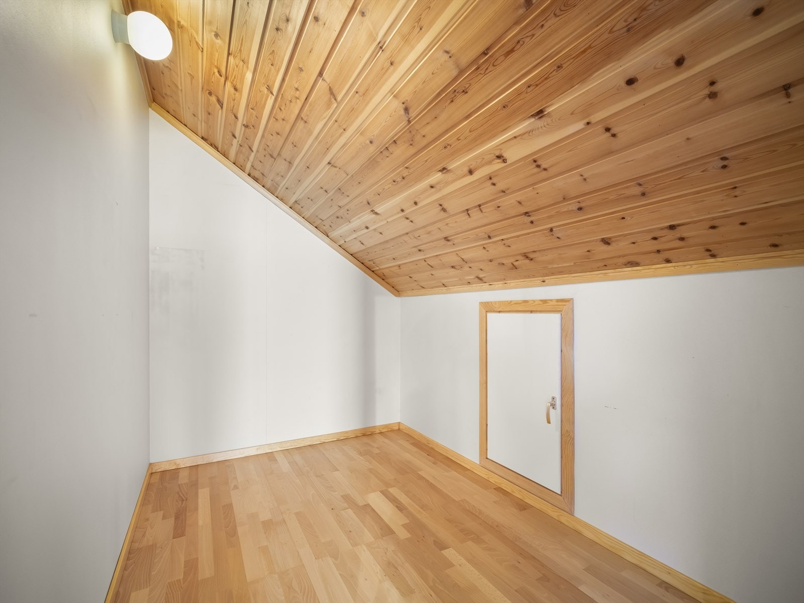 Romslig bod med god plass til oppbevaring. Galleribilde