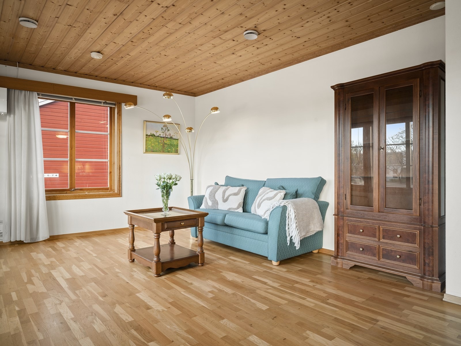 Romslig stue med plass til sofagruppe og er et naturlig samlingspunkt. Galleribilde