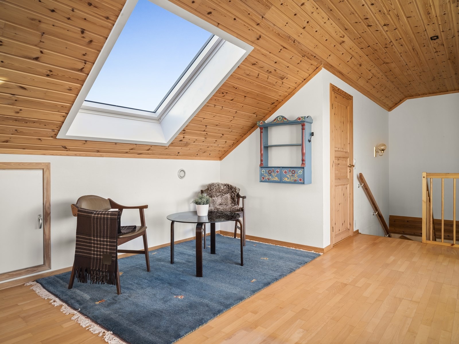 I andre etasje er det oppholdsrom/soverom Galleribilde