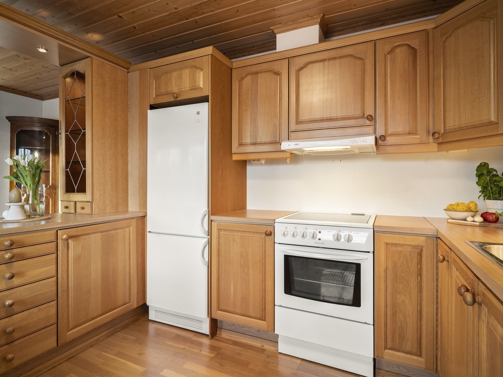 Kjøkkenet byr på en hyggelig atmosfære, perfekt for både hverdagsmat og sosiale måltider. Galleribilde