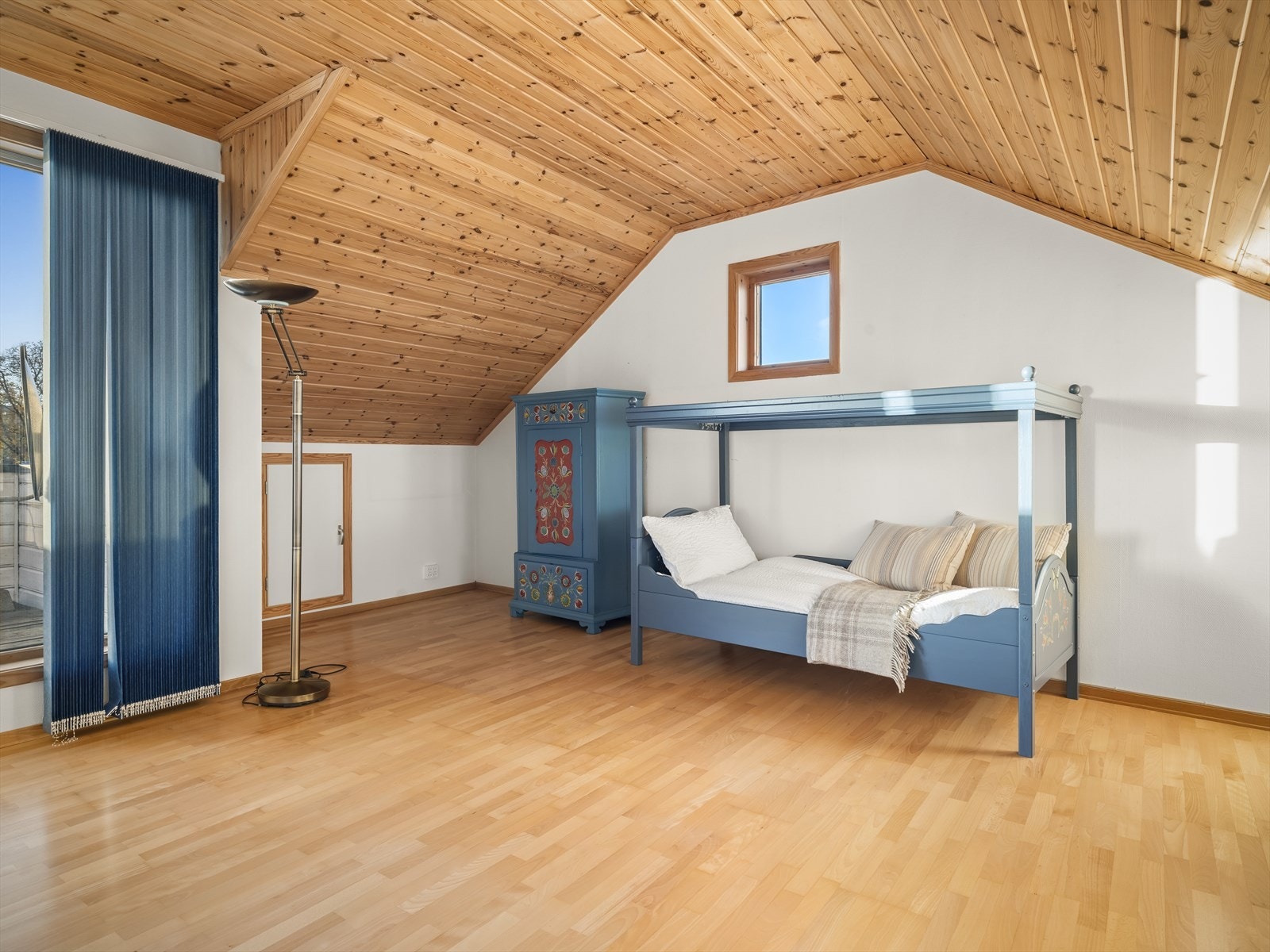 Andre etasje er romslig og har lagring i kneloft og to boder Galleribilde