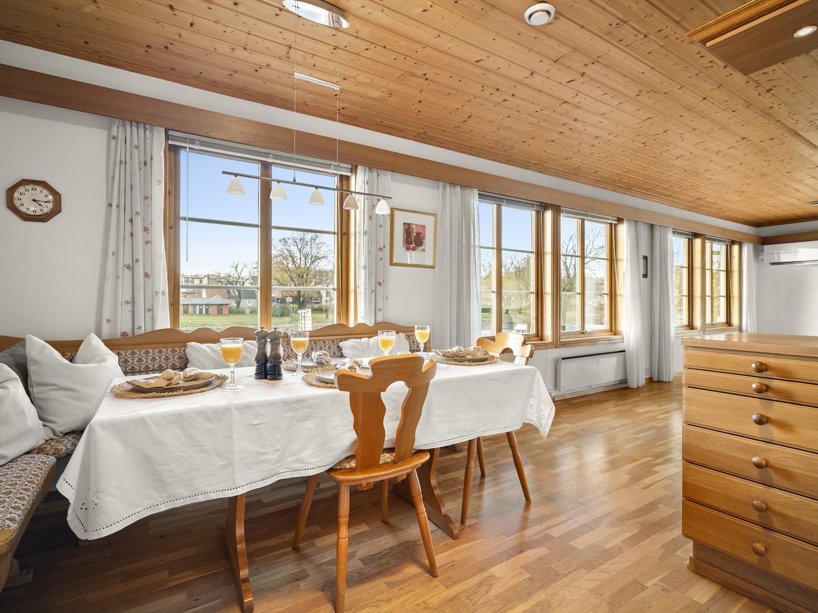 Åpen kjøkkenløsning mot stuen, med store vinduer som slipper inn rikelig med lys. Galleribilde