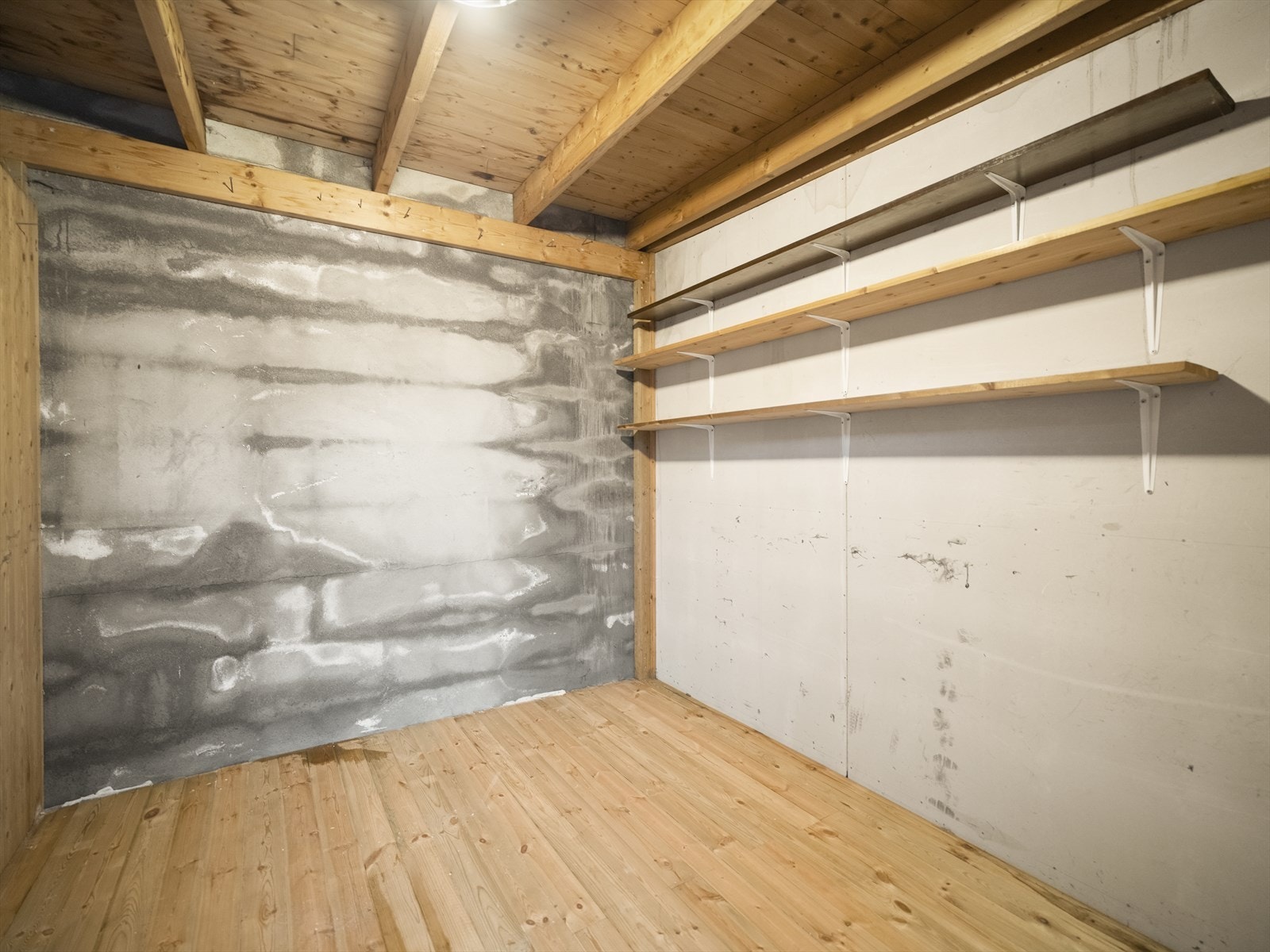 Bod med hyller for ekstra lagring. Galleribilde