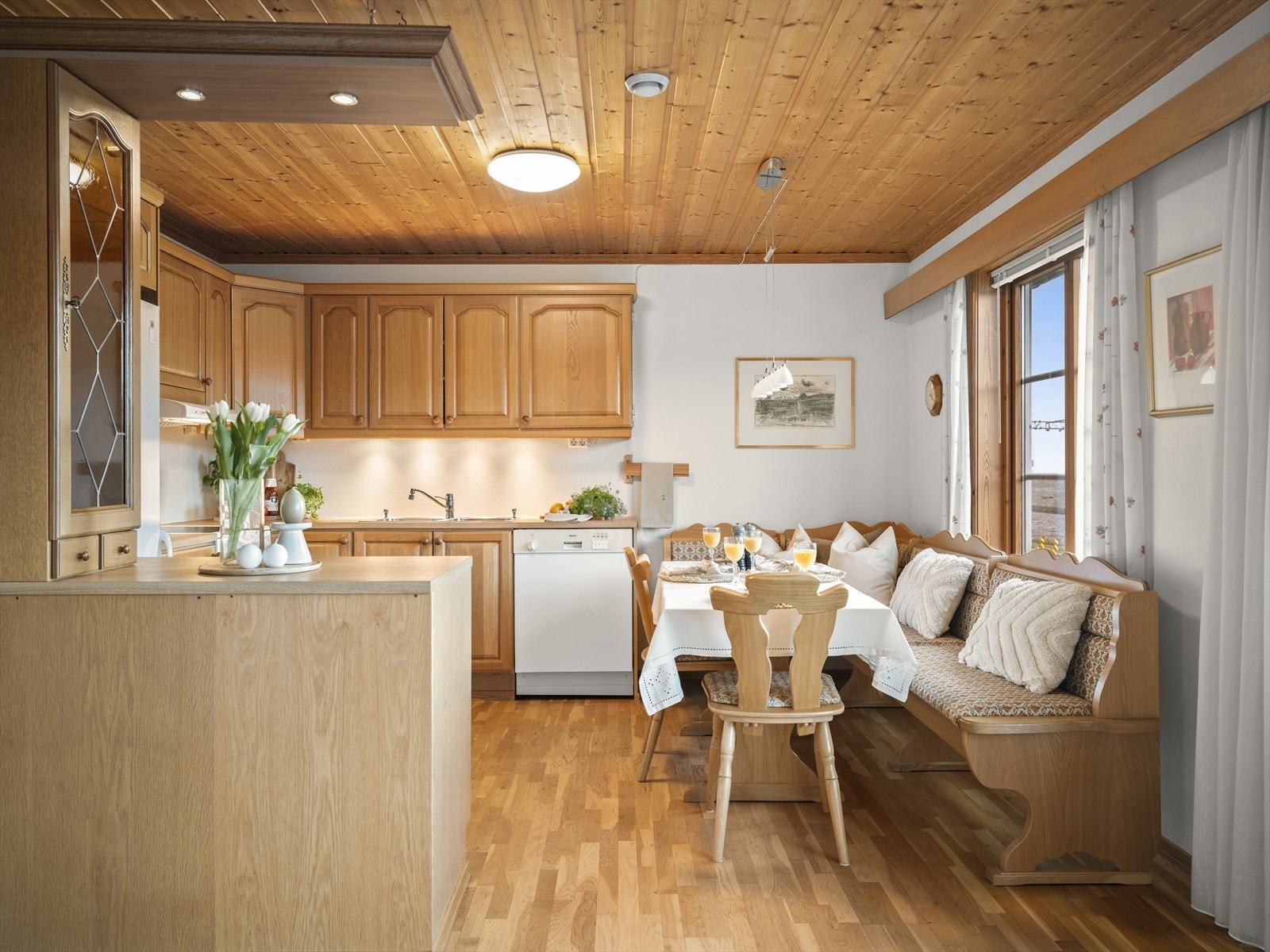 Funksjonelt kjøkken med tidløst uttrykk og god utnyttelse av plassen. Galleribilde