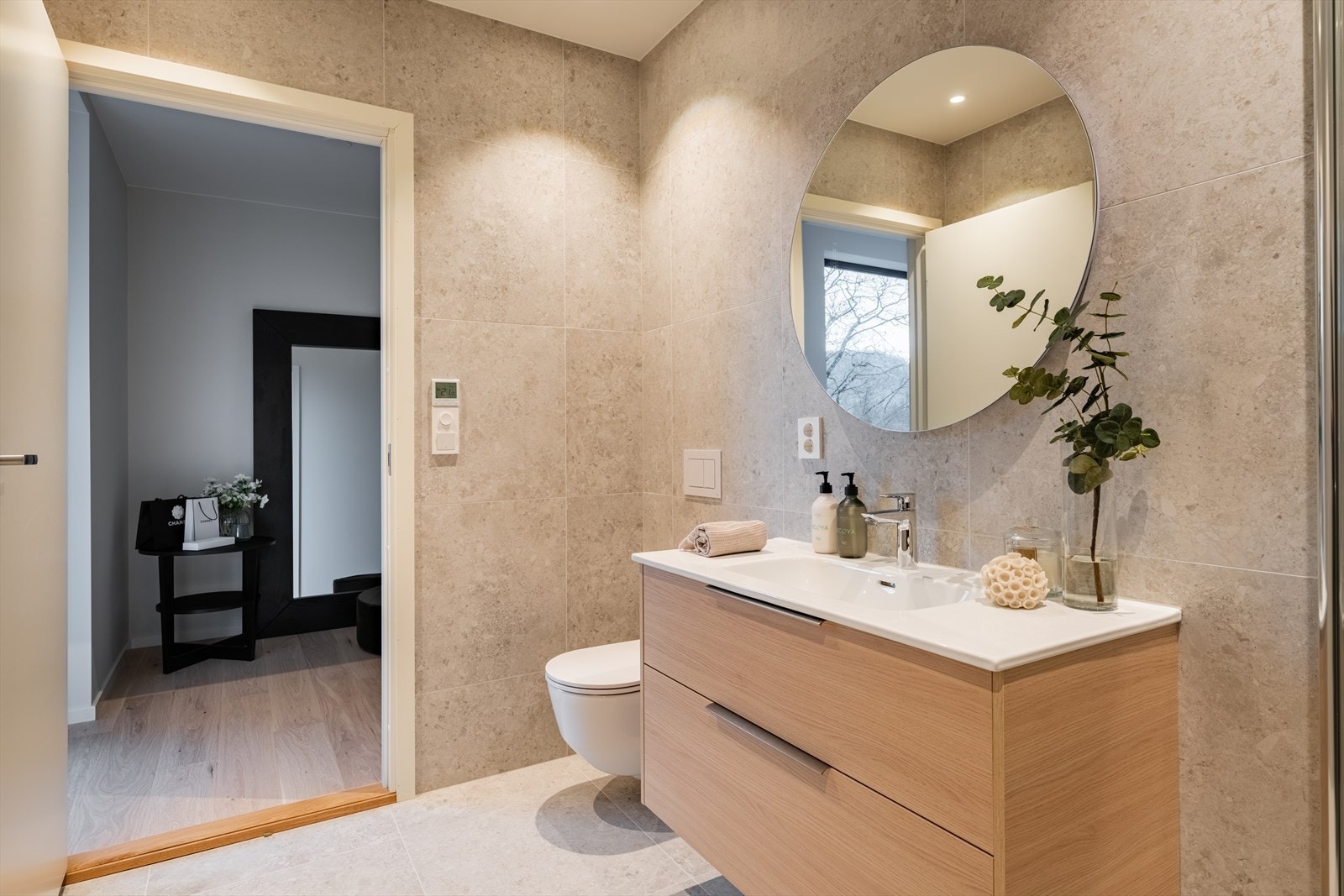 Rommet er innredet med servantinnredning med brede skuffer som gir god oppbevaringsplass, helstøpt servantplate og speil. Galleribilde